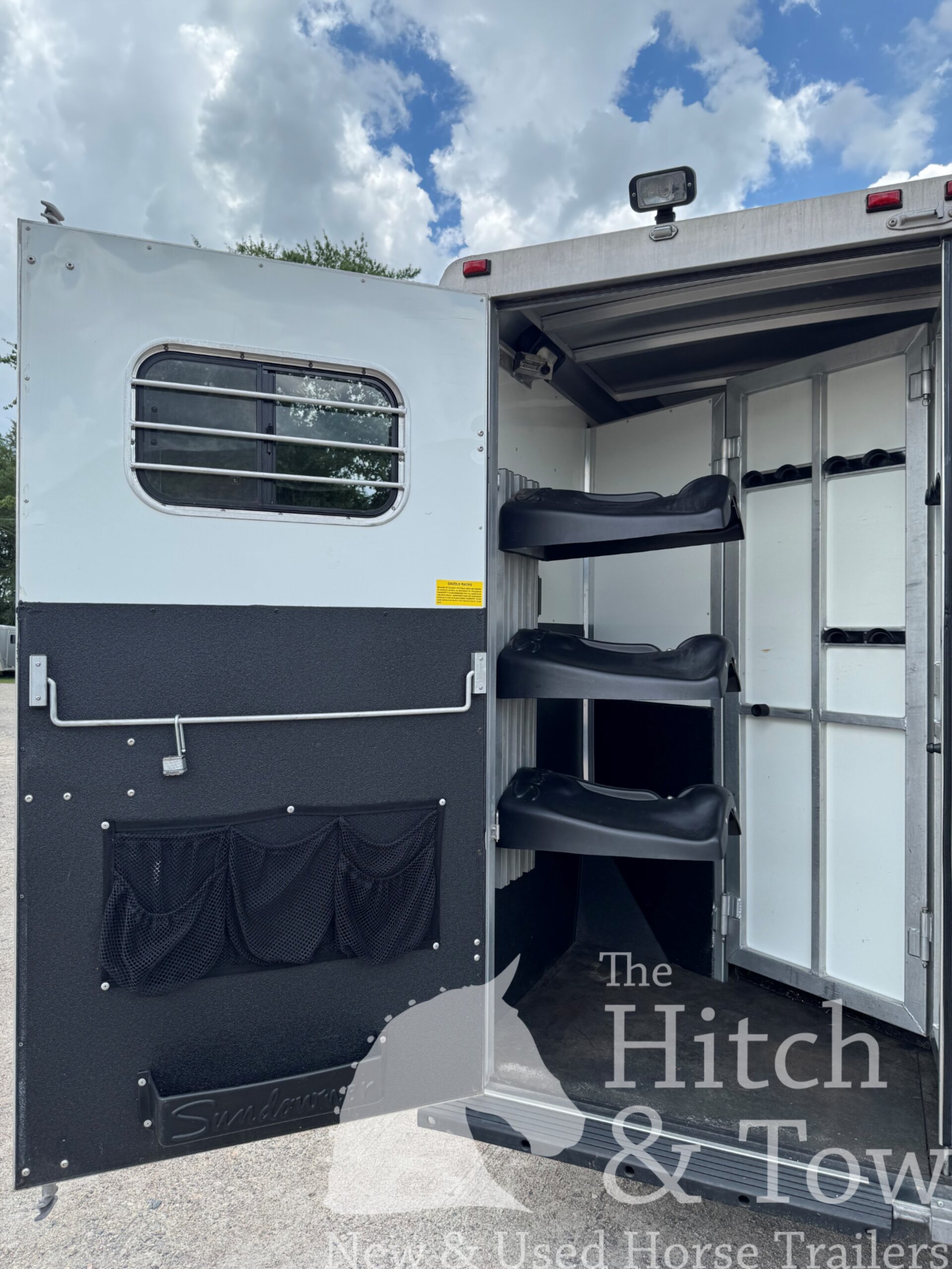 VERY NICE 2004 SUNDOWNER SUNLITE 727 3 HORSE w/ 7′ LIVING QUARTERS $22,900