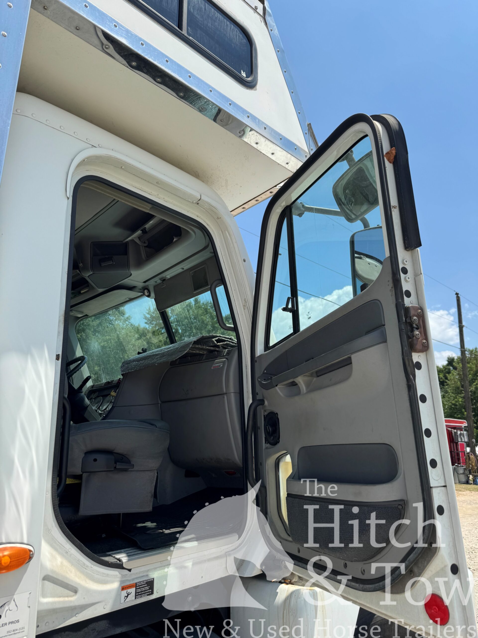 2004 RENEGADE FREIGHTLINER 5 HORSE REVERSEL SLANT HORSE VAN W/ FULL LQ! $95,900