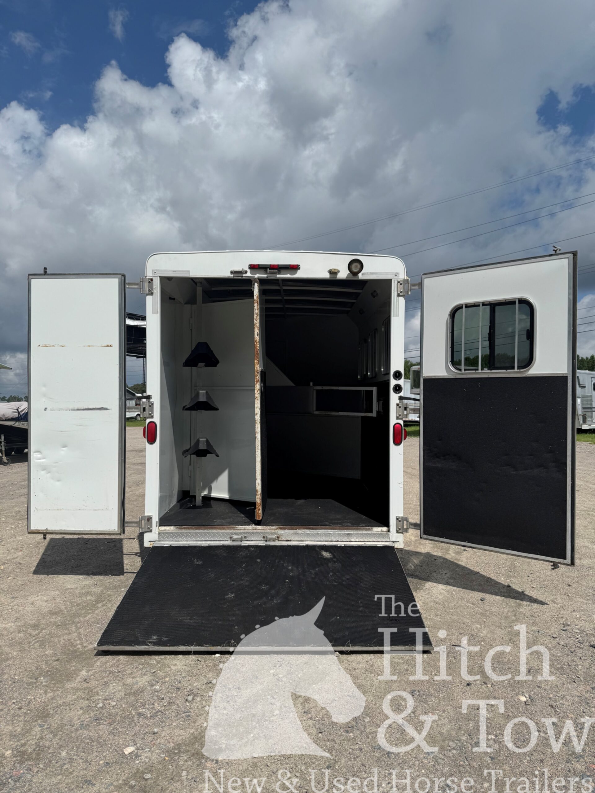 2012 BISON TRAIL HAND 3 HORSE SLANT LOAD W/ 9′ LIVING QUARTERS $24,900!
