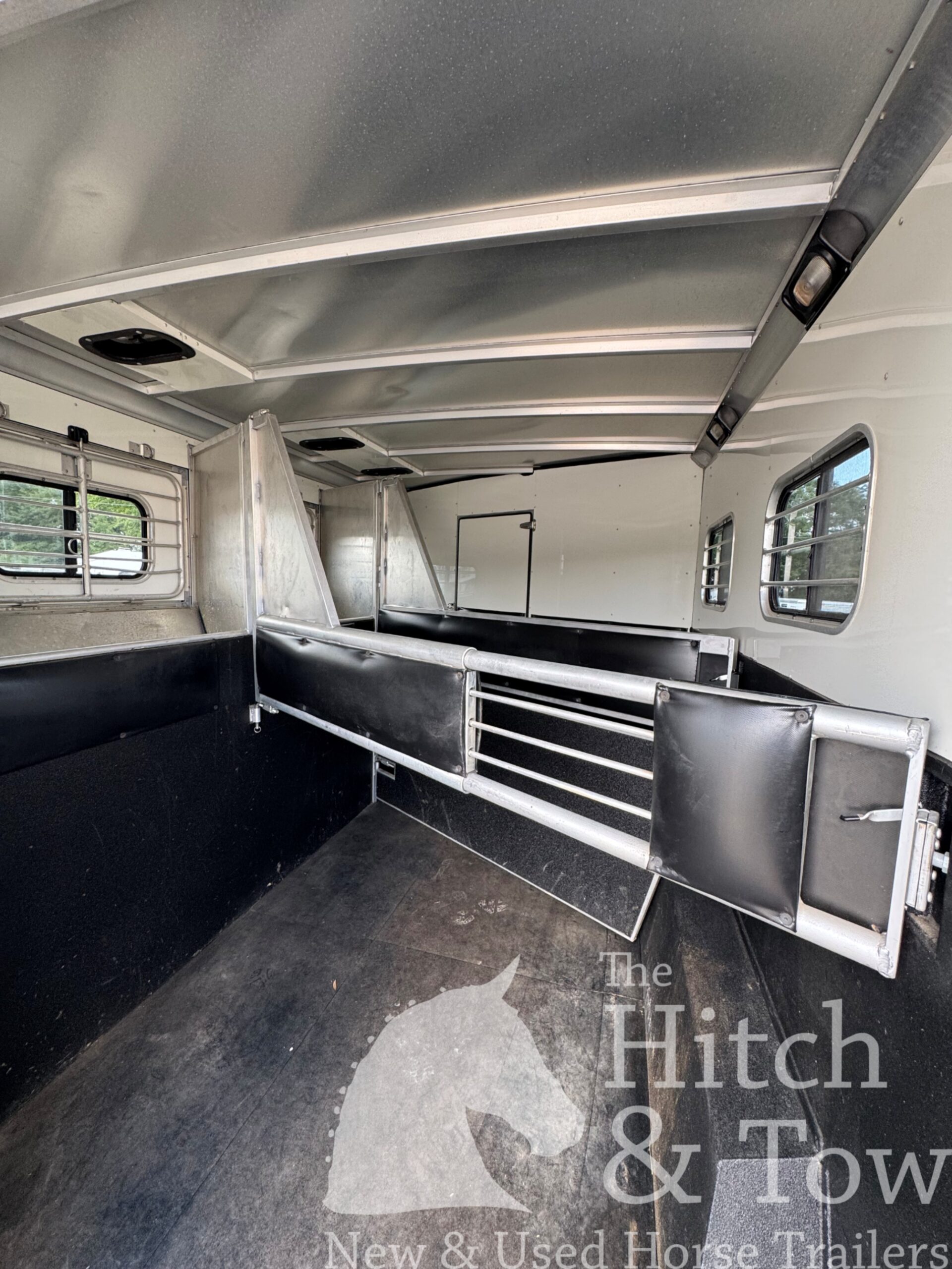 VERY NICE 2004 SUNDOWNER SUNLITE 727 3 HORSE w/ 7′ LIVING QUARTERS $22,900