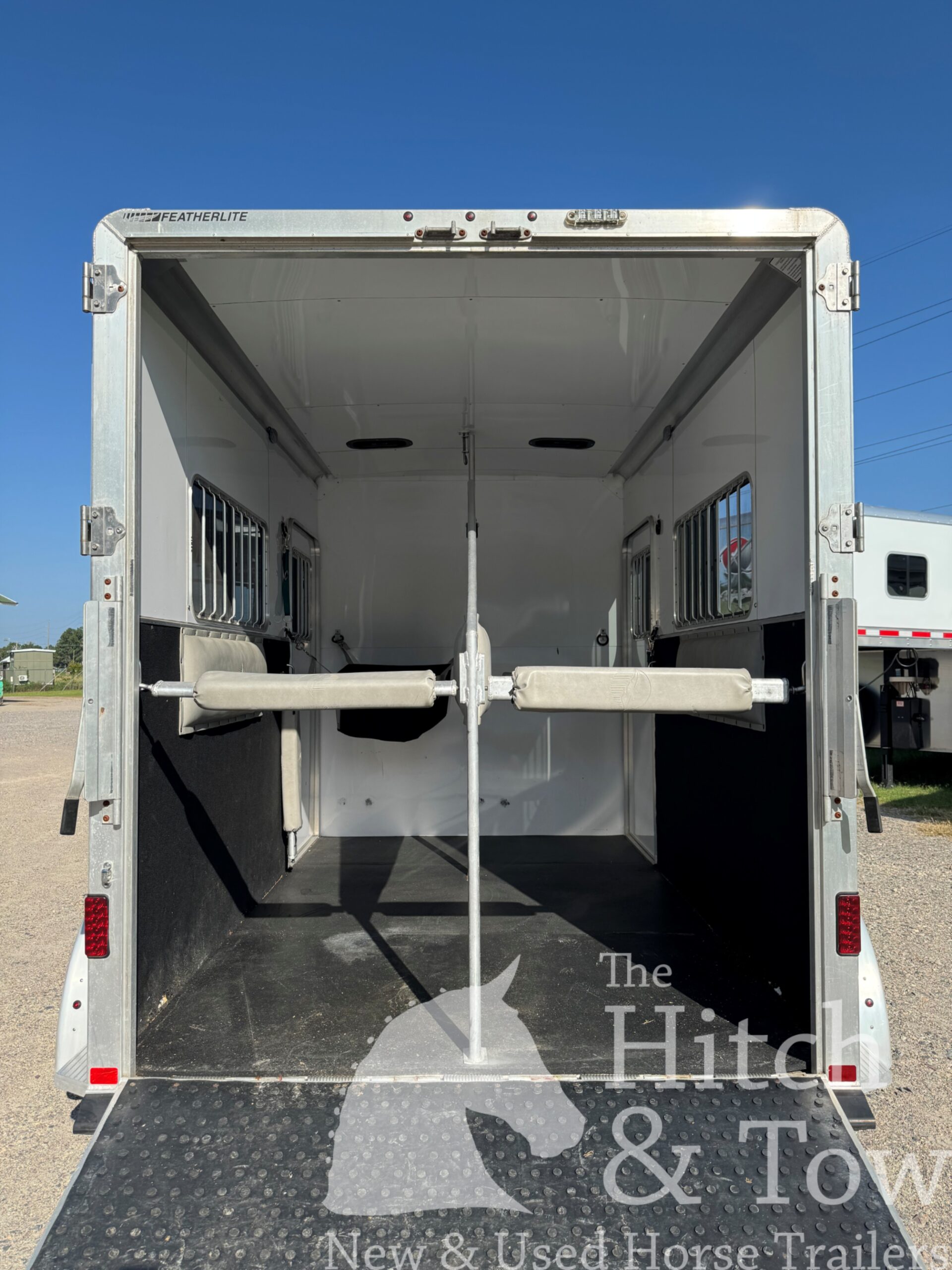 2017 FEATHERLITE 2 HORSE BUMPER PULL W/ DRESSING ROOM $17,900