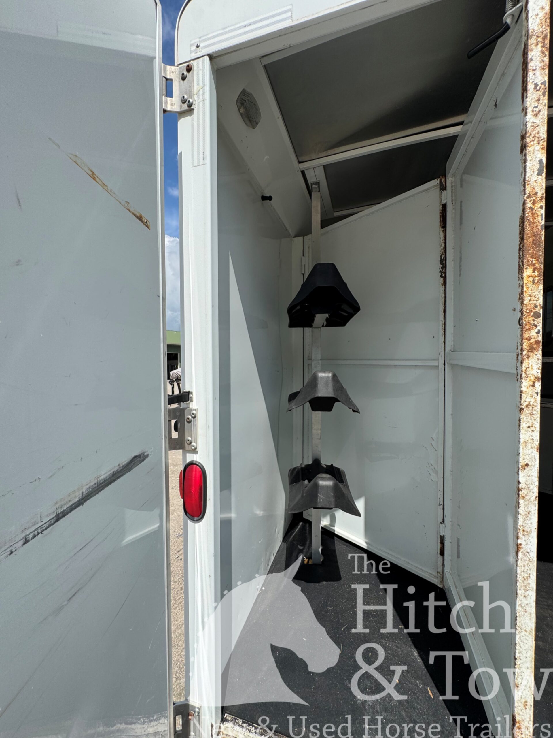 2012 BISON TRAIL HAND 3 HORSE SLANT LOAD W/ 9′ LIVING QUARTERS $24,900!