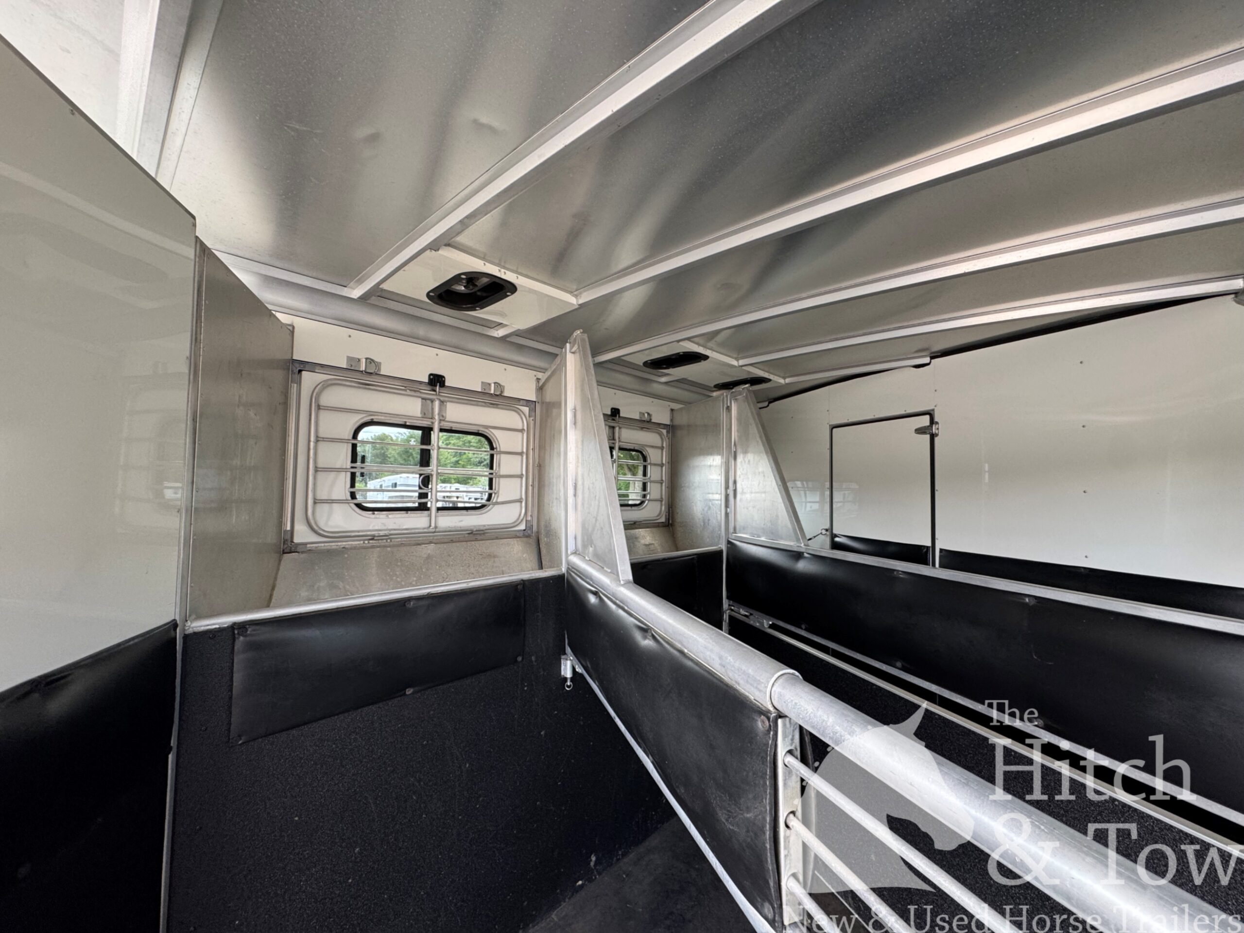 VERY NICE 2004 SUNDOWNER SUNLITE 727 3 HORSE w/ 7′ LIVING QUARTERS $22,900