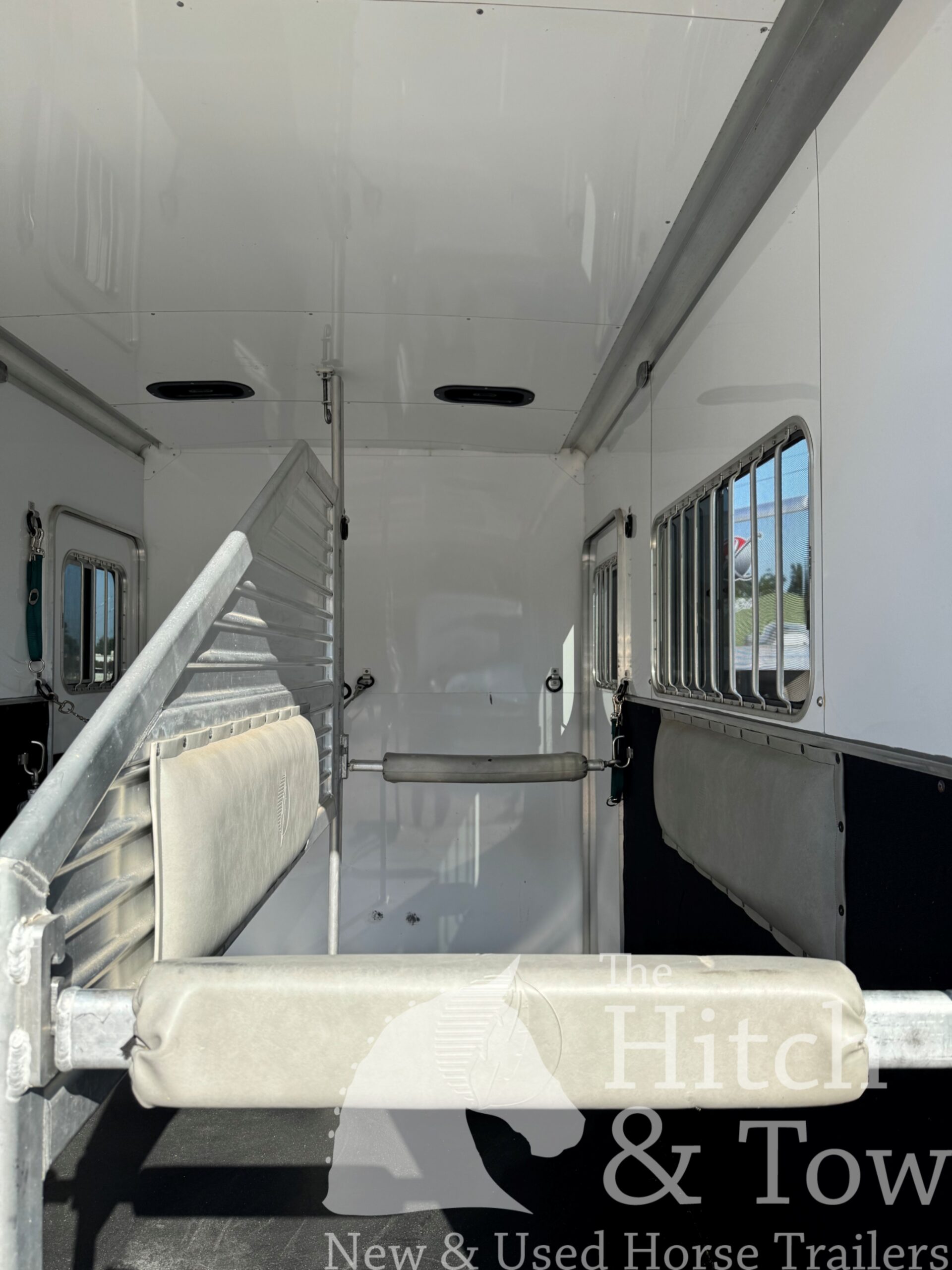 2017 FEATHERLITE 2 HORSE BUMPER PULL W/ DRESSING ROOM $17,900