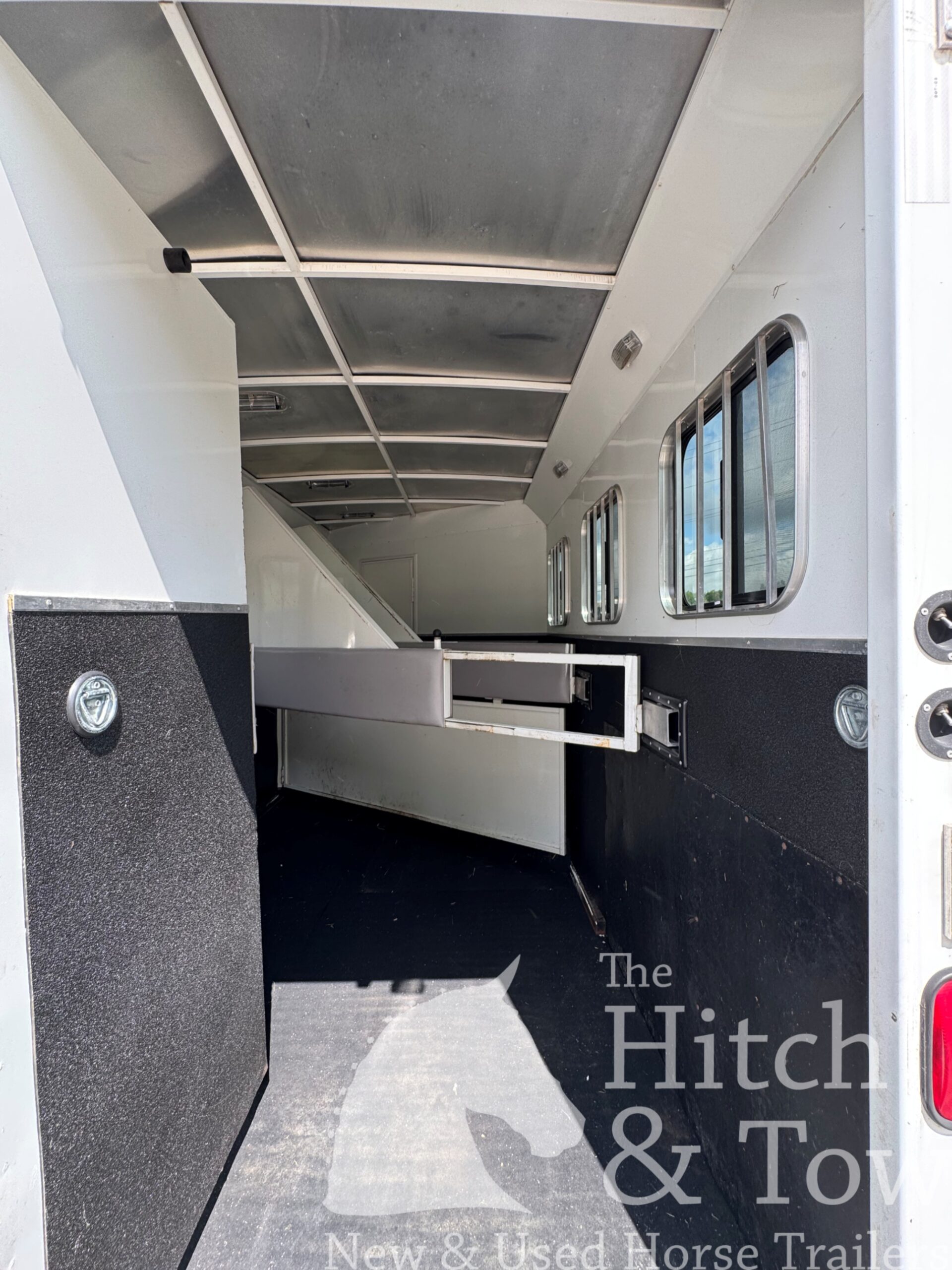 2012 BISON TRAIL HAND 3 HORSE SLANT LOAD W/ 9′ LIVING QUARTERS $24,900!