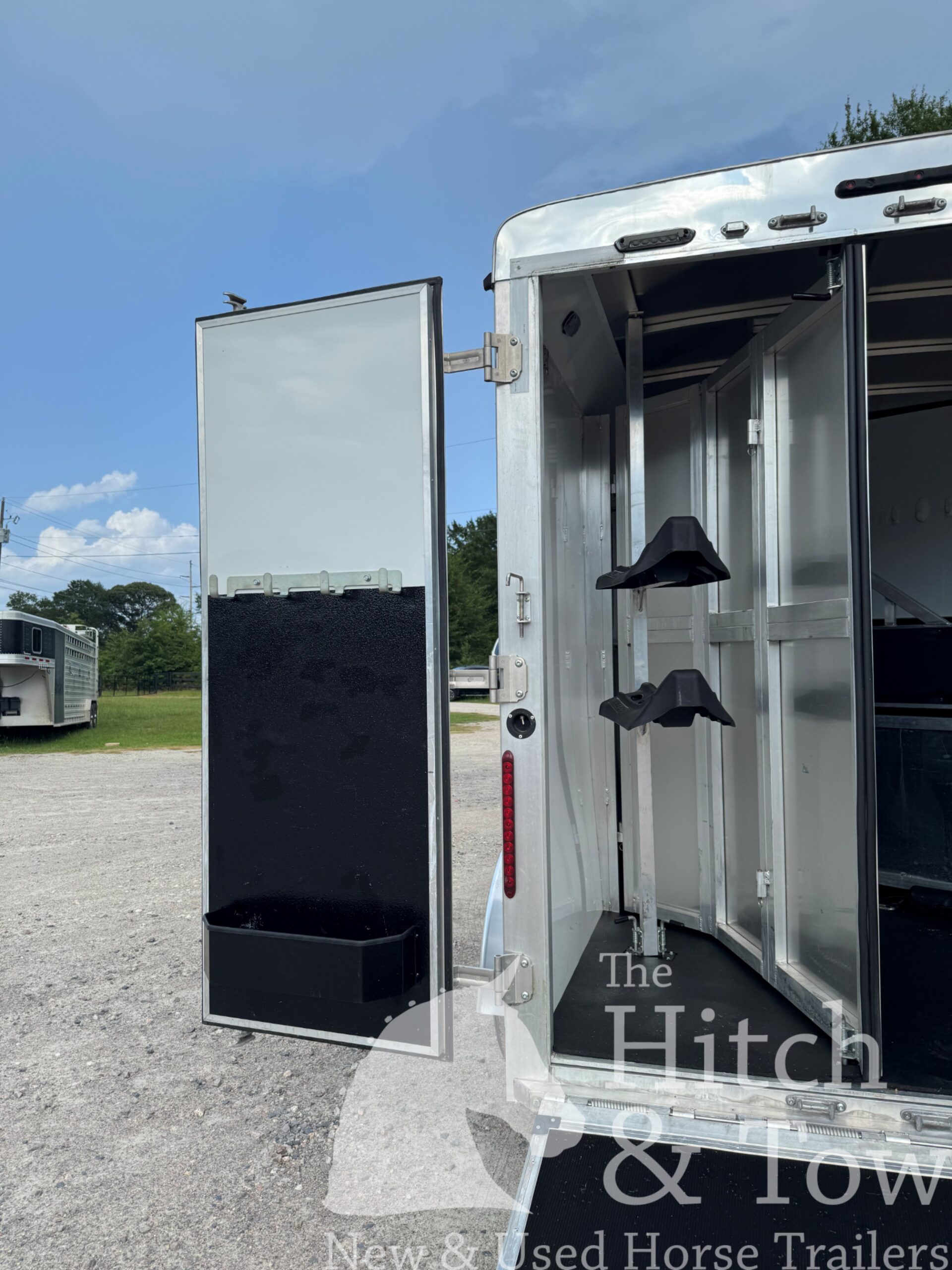 2020 BISON TRAIL BOSS 2 HORSE SLANT LOAD W/ 12′ LIVING QUARTERS $49,900!