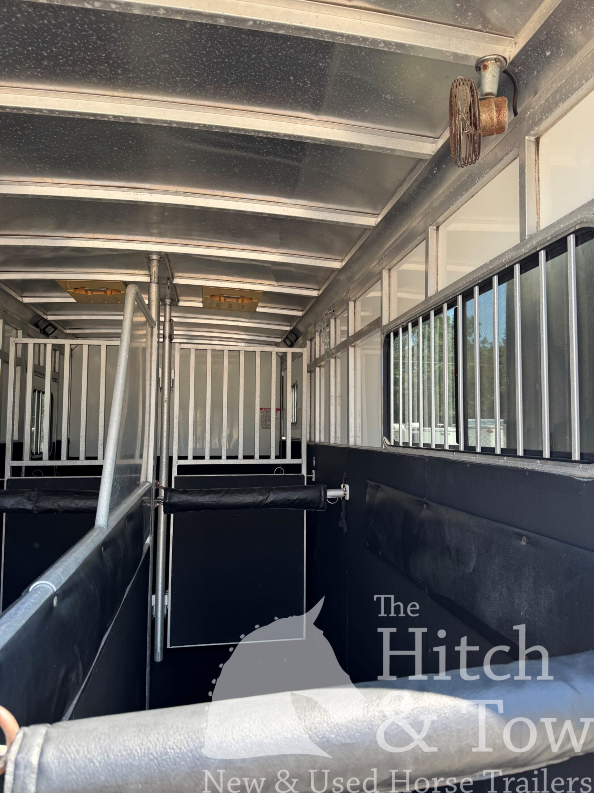 2010 SUNDOWNER 2 HORSE GOOSENECK w/ SIDE RAMP and DRESSING ROOM! $16,900