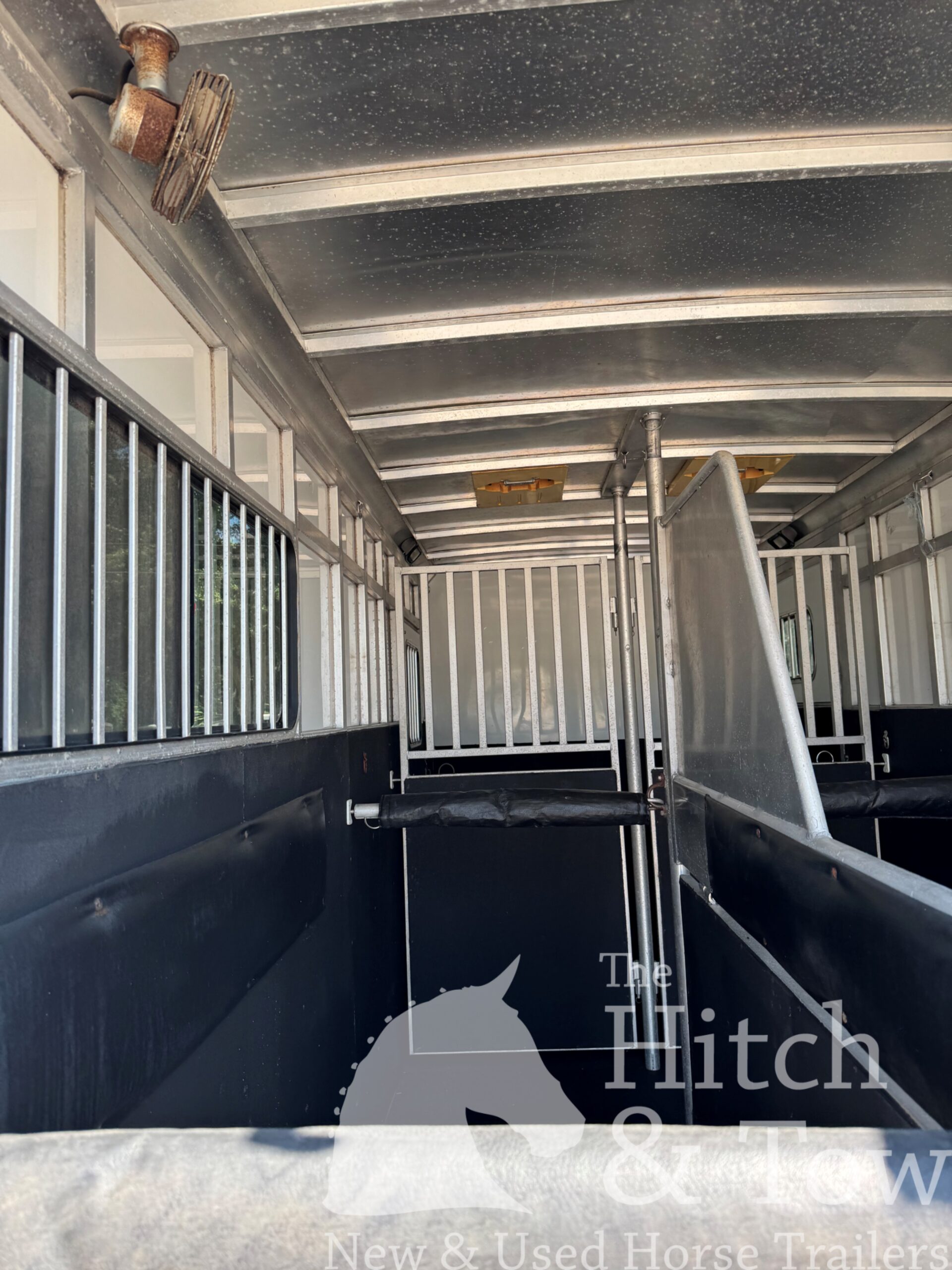 2010 SUNDOWNER 2 HORSE GOOSENECK w/ SIDE RAMP and DRESSING ROOM! $16,900