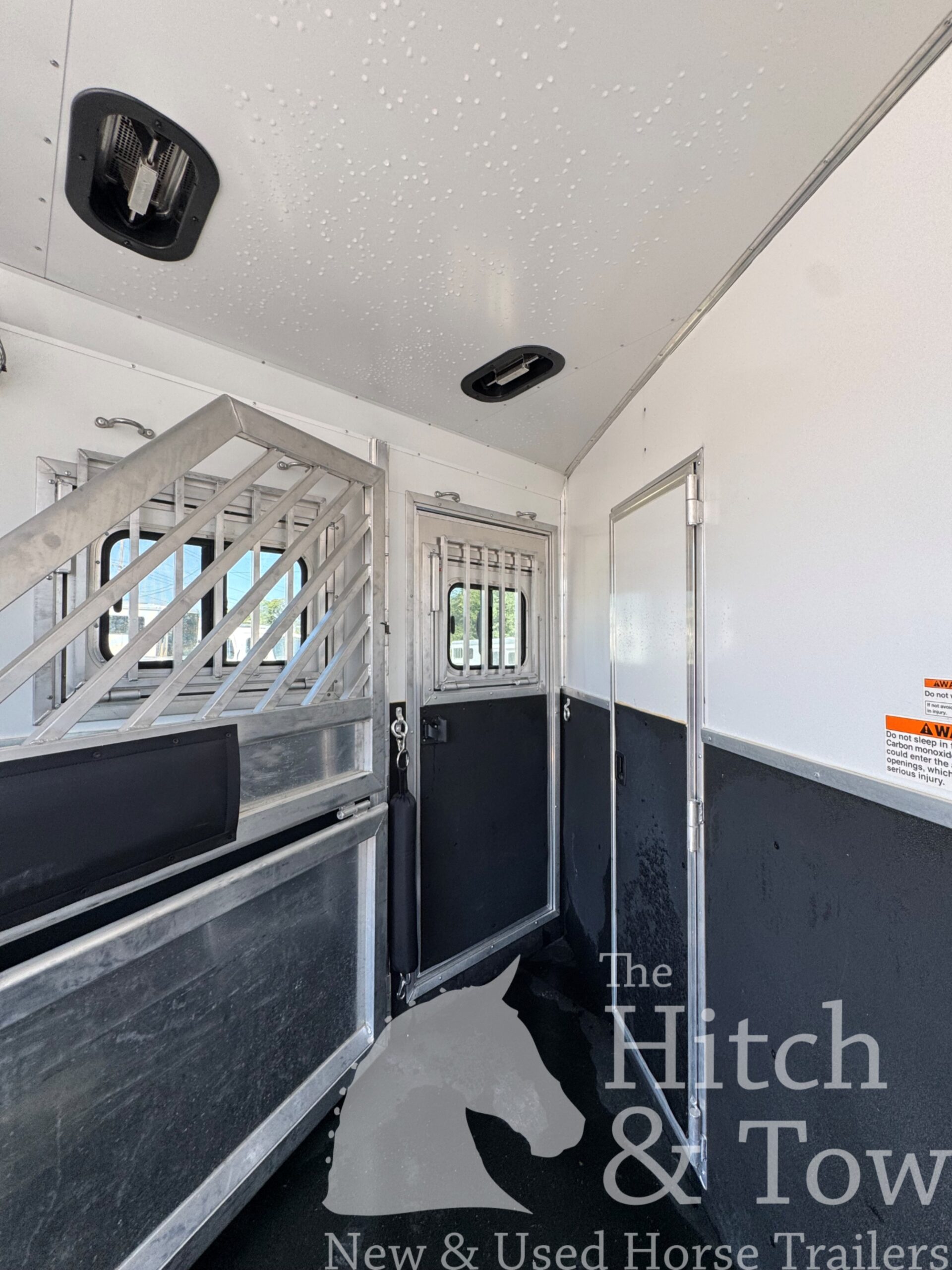 2021 LAKOTA CHARGER 2 HORSE GOOSENECK WITH 9′ LQ & 7′ SLIDE OUT! $52,500