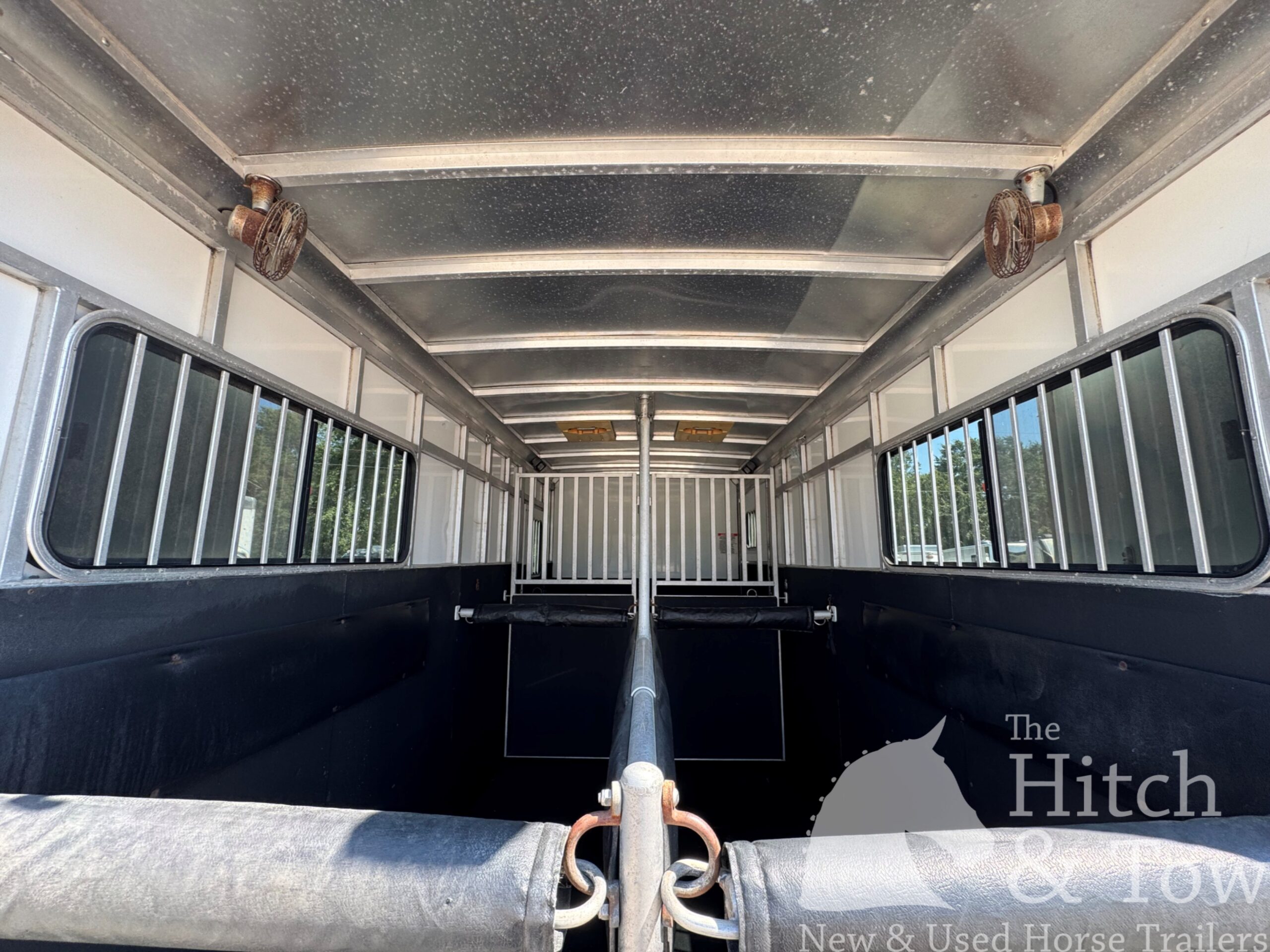 2010 SUNDOWNER 2 HORSE GOOSENECK w/ SIDE RAMP and DRESSING ROOM! $16,900