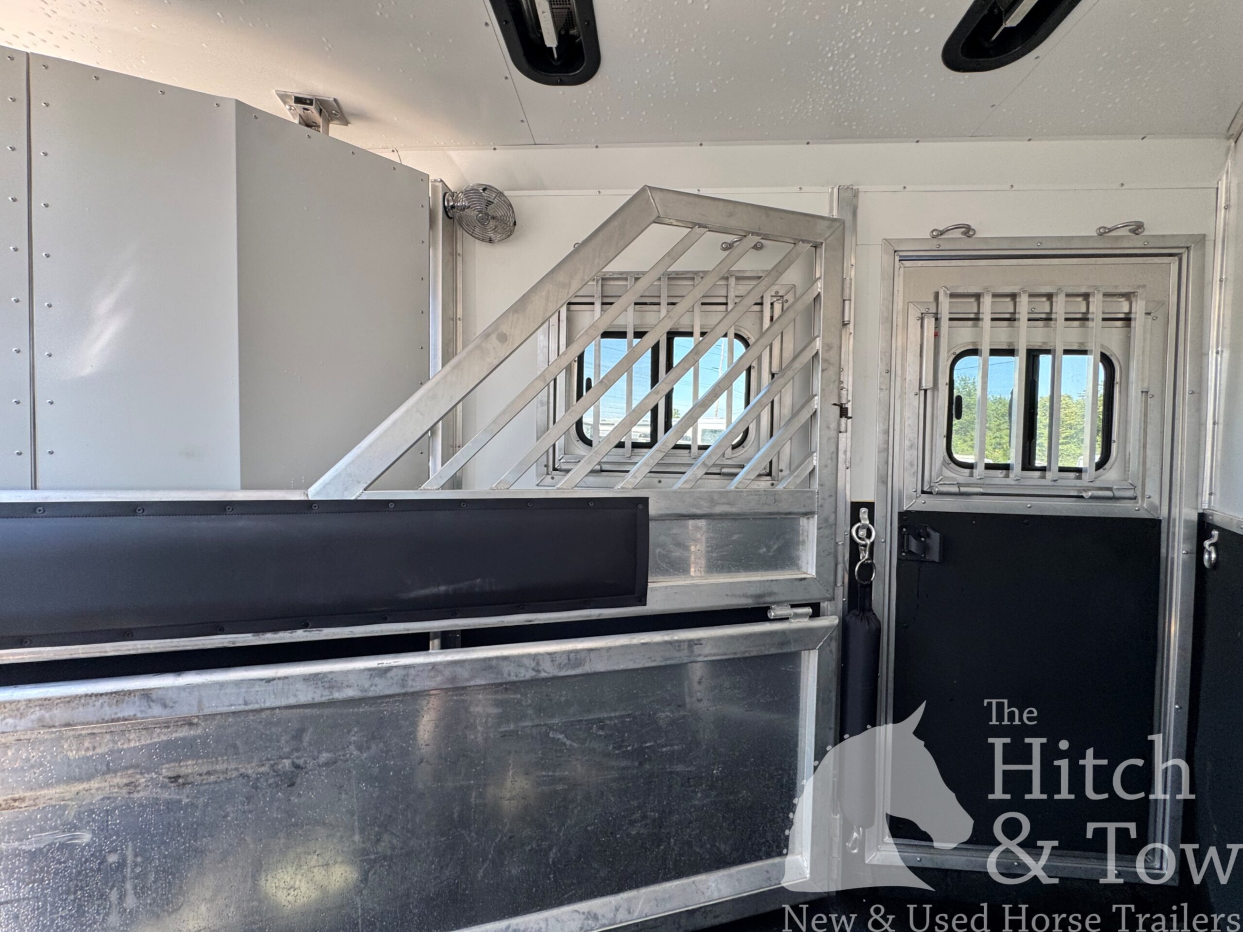 2021 LAKOTA CHARGER 2 HORSE GOOSENECK WITH 9′ LQ & 7′ SLIDE OUT! $52,500
