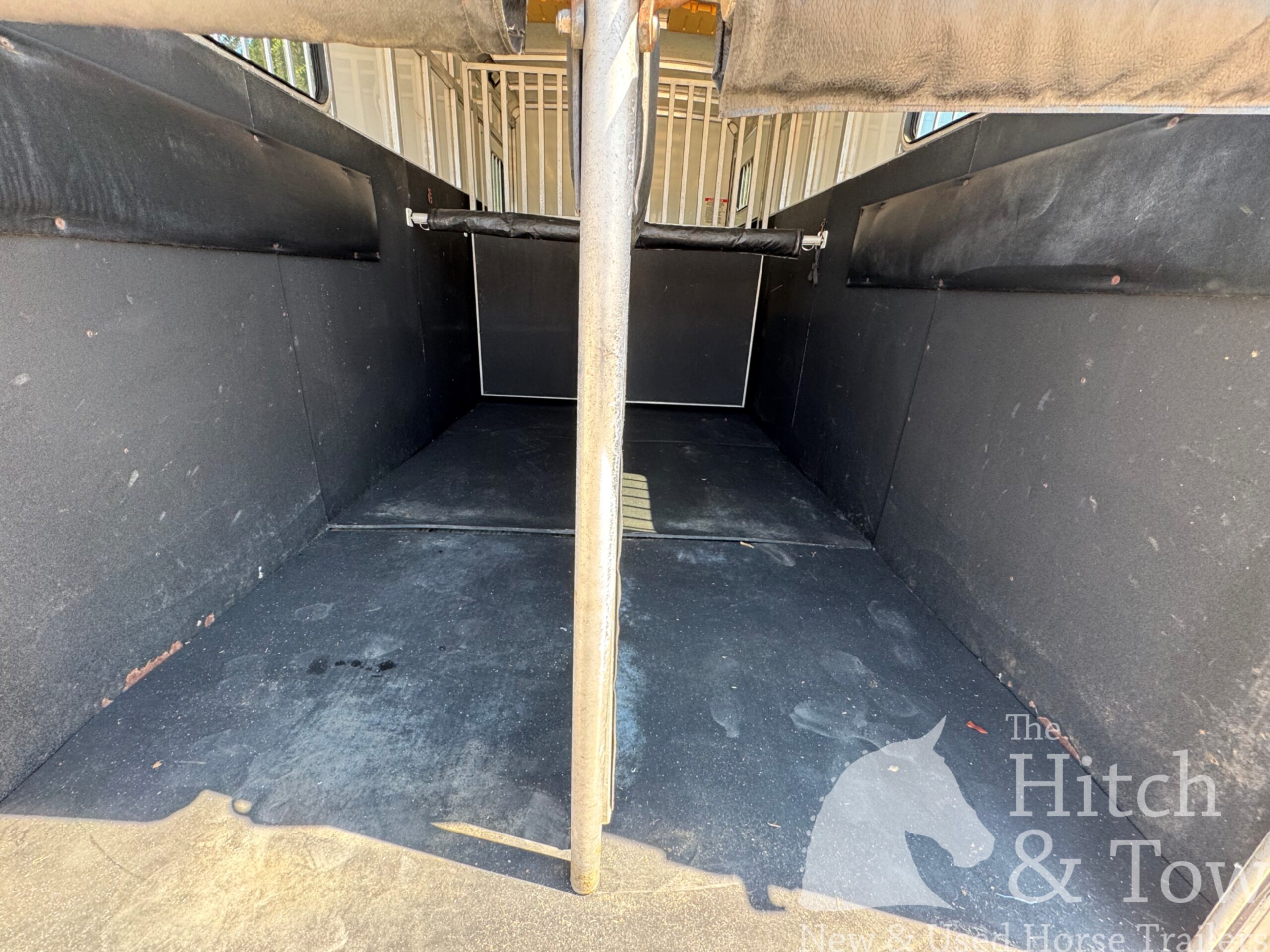 2010 SUNDOWNER 2 HORSE GOOSENECK w/ SIDE RAMP and DRESSING ROOM! $16,900