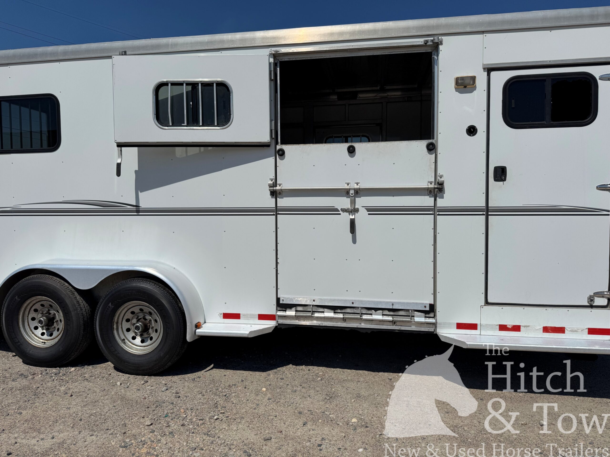 2010 SUNDOWNER 2 HORSE GOOSENECK w/ SIDE RAMP and DRESSING ROOM! $16,900