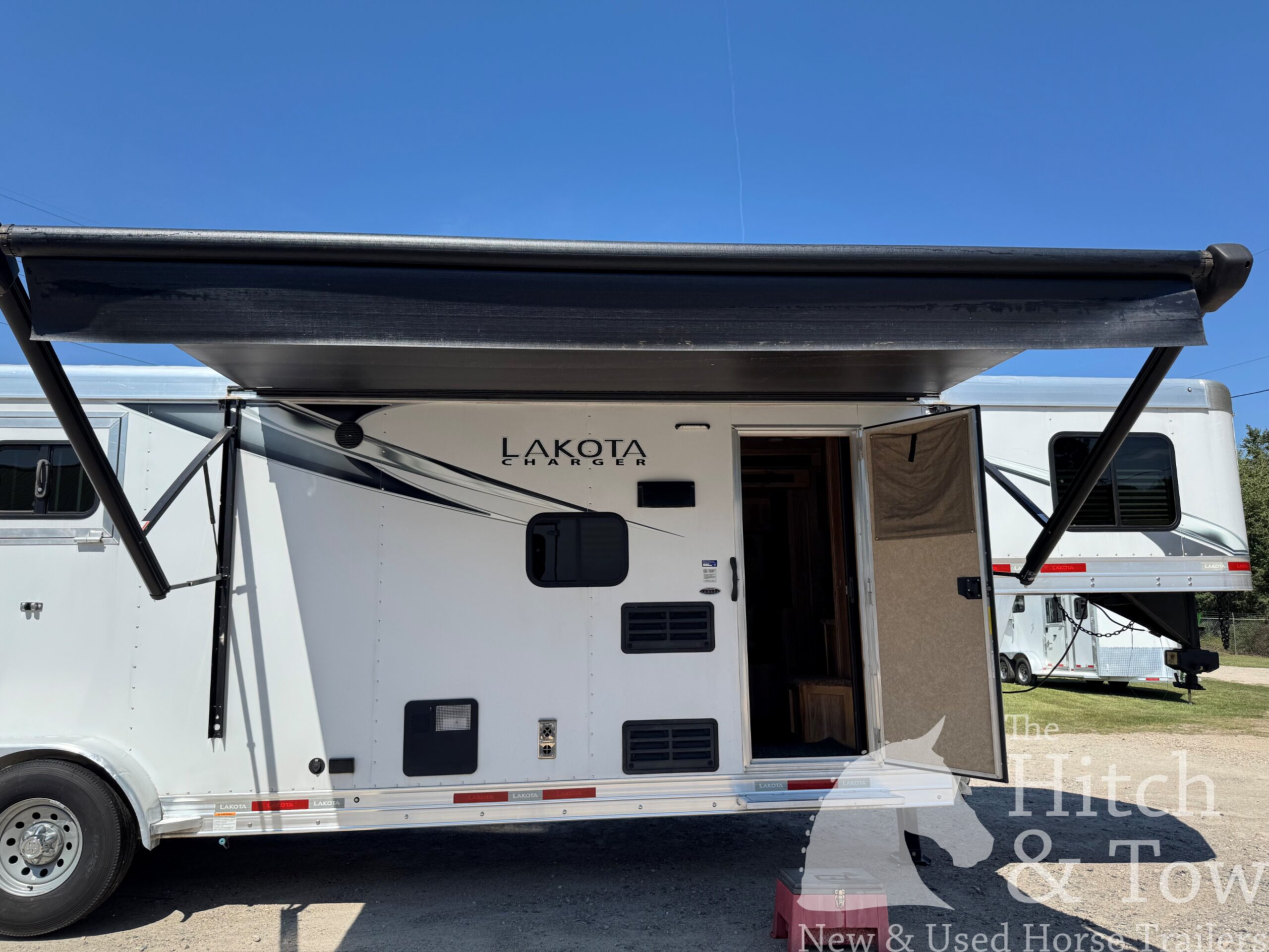 2021 LAKOTA CHARGER 2 HORSE GOOSENECK WITH 9′ LQ & 7′ SLIDE OUT! $52,500