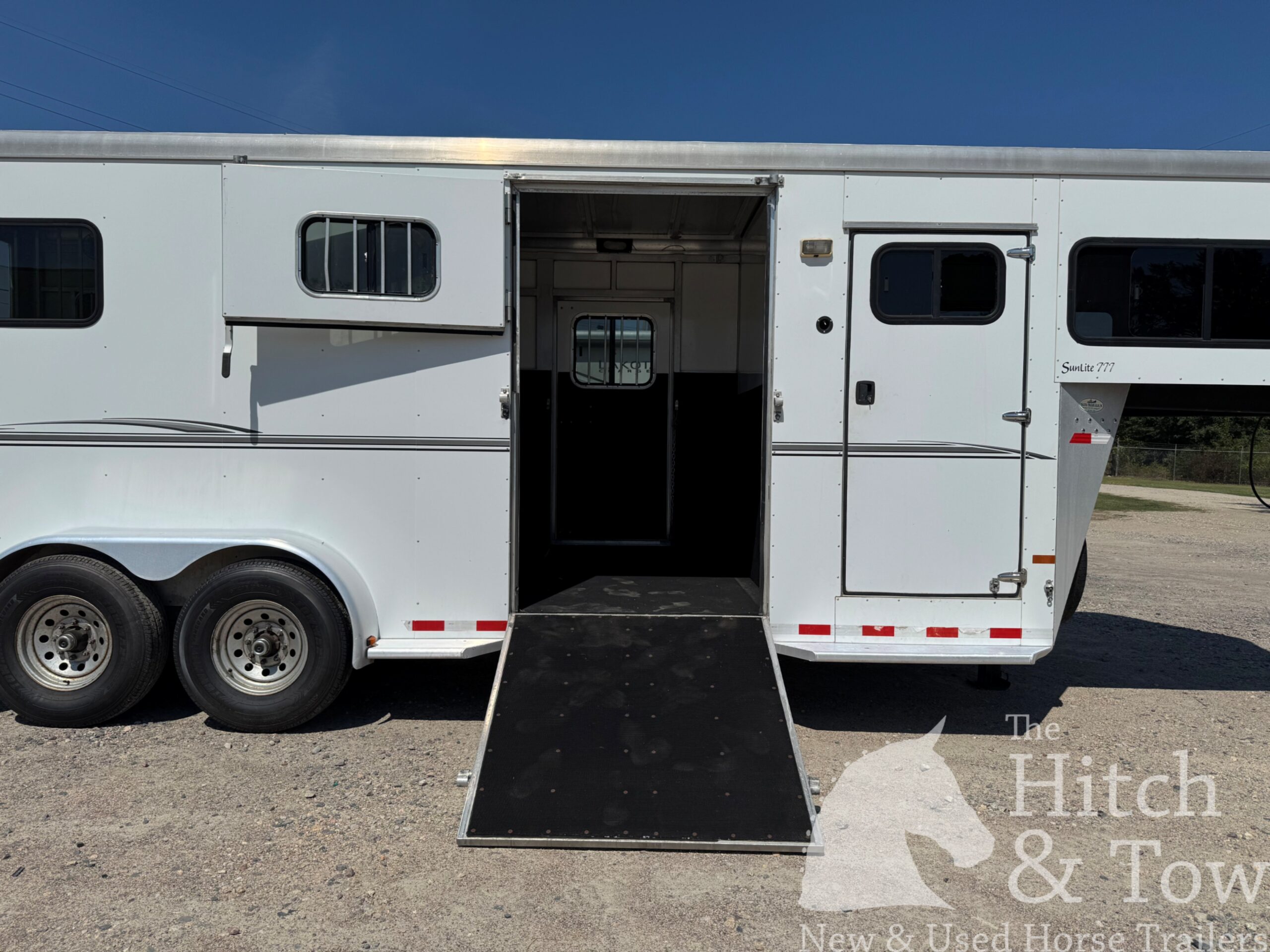 2010 SUNDOWNER 2 HORSE GOOSENECK w/ SIDE RAMP and DRESSING ROOM! $16,900