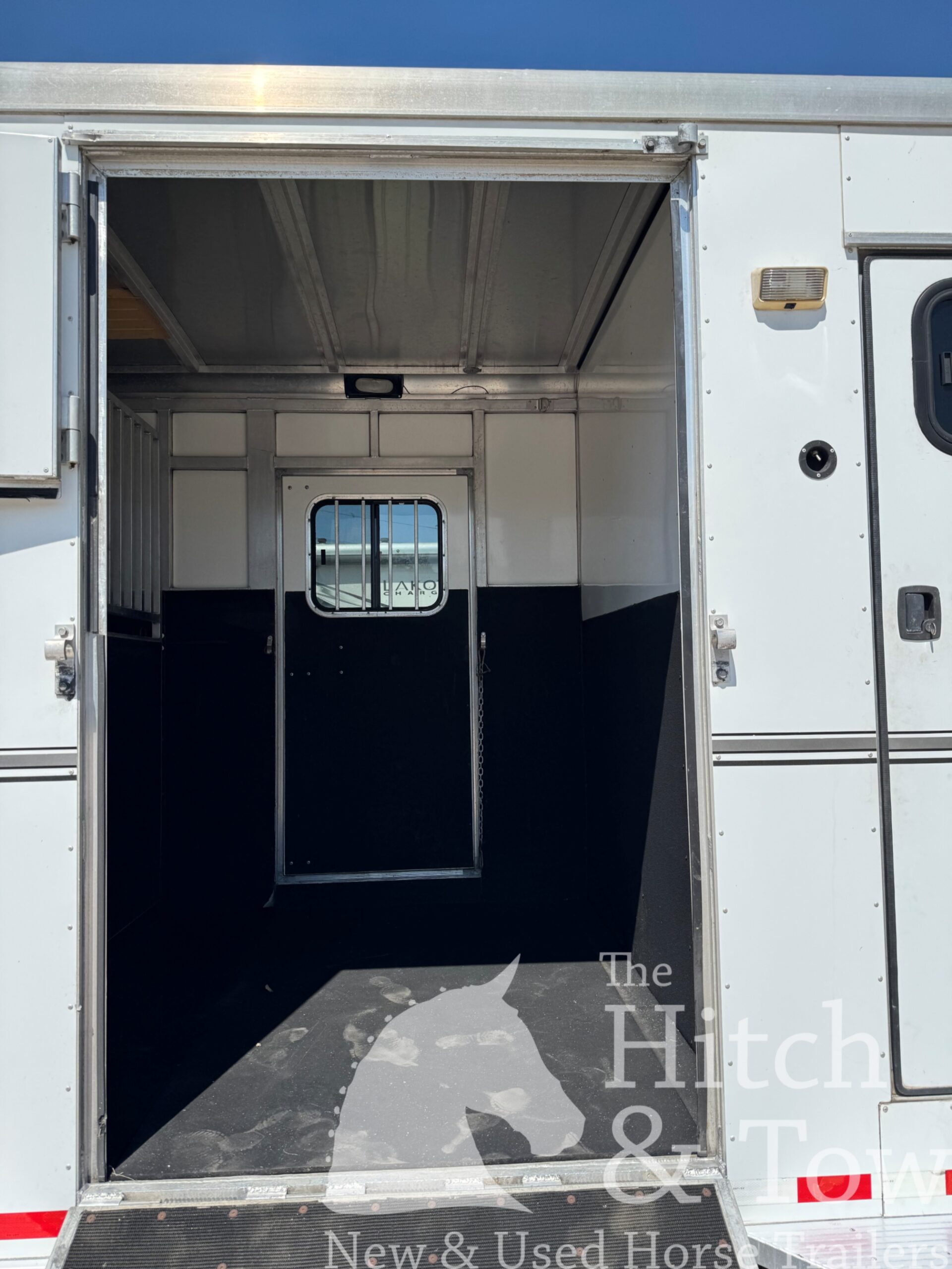 2010 SUNDOWNER 2 HORSE GOOSENECK w/ SIDE RAMP and DRESSING ROOM! $16,900