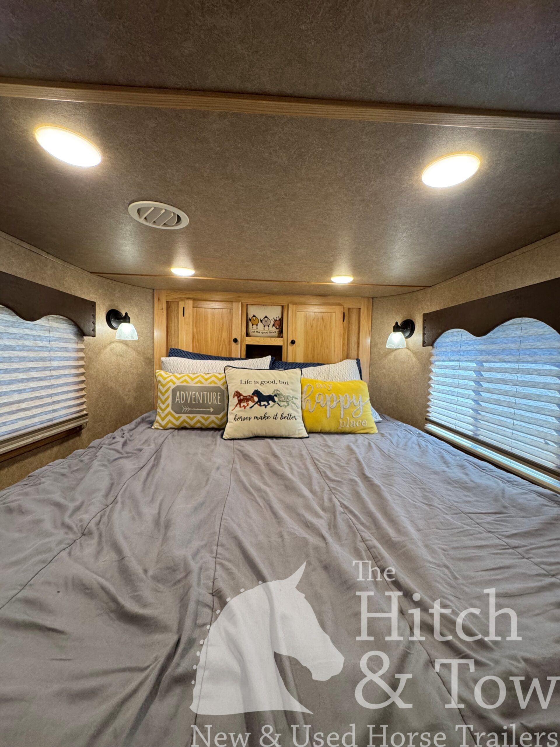 2021 LAKOTA CHARGER 2 HORSE GOOSENECK WITH 9′ LQ & 7′ SLIDE OUT! $52,500