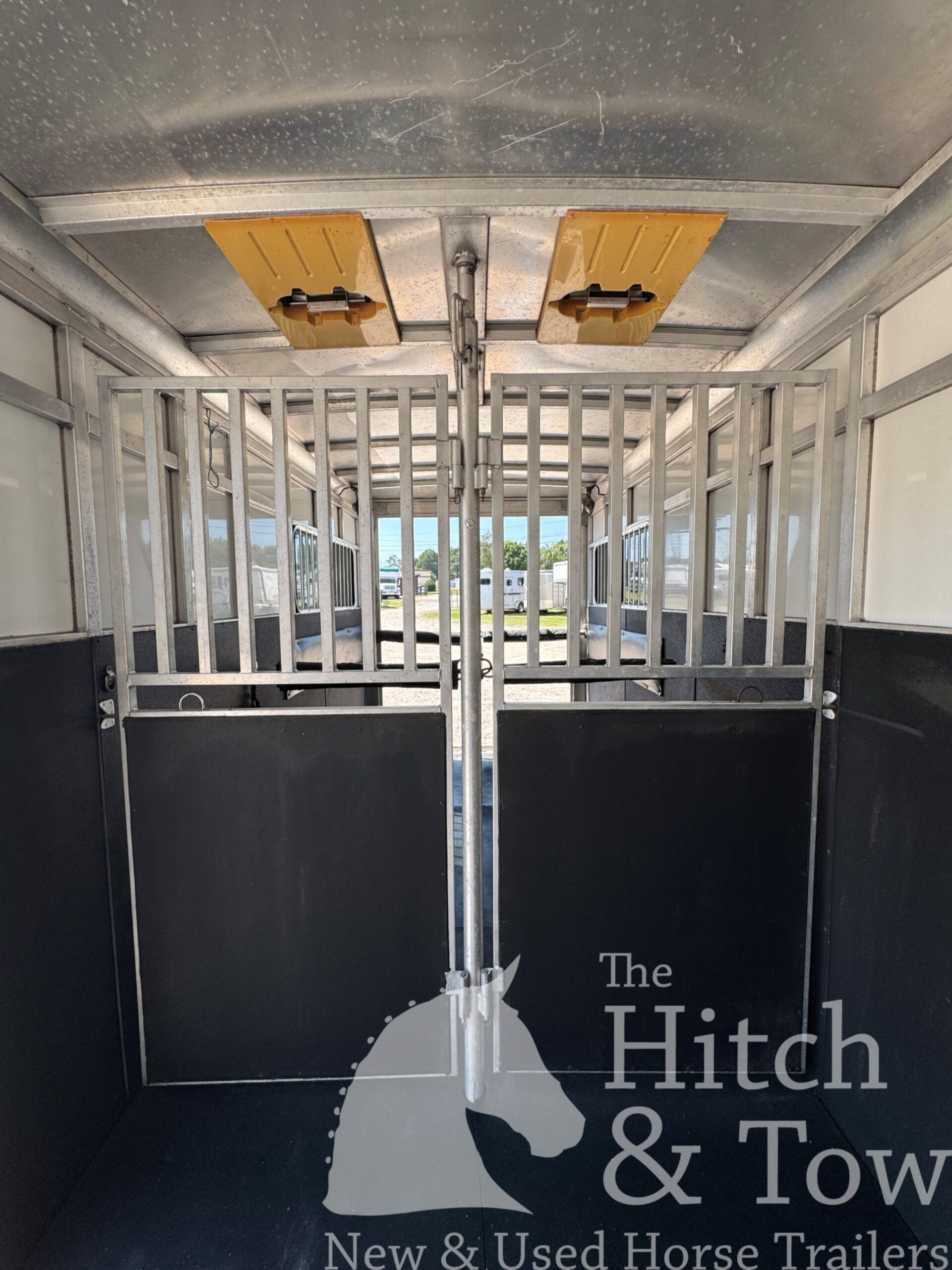 2010 SUNDOWNER 2 HORSE GOOSENECK w/ SIDE RAMP and DRESSING ROOM! $16,900