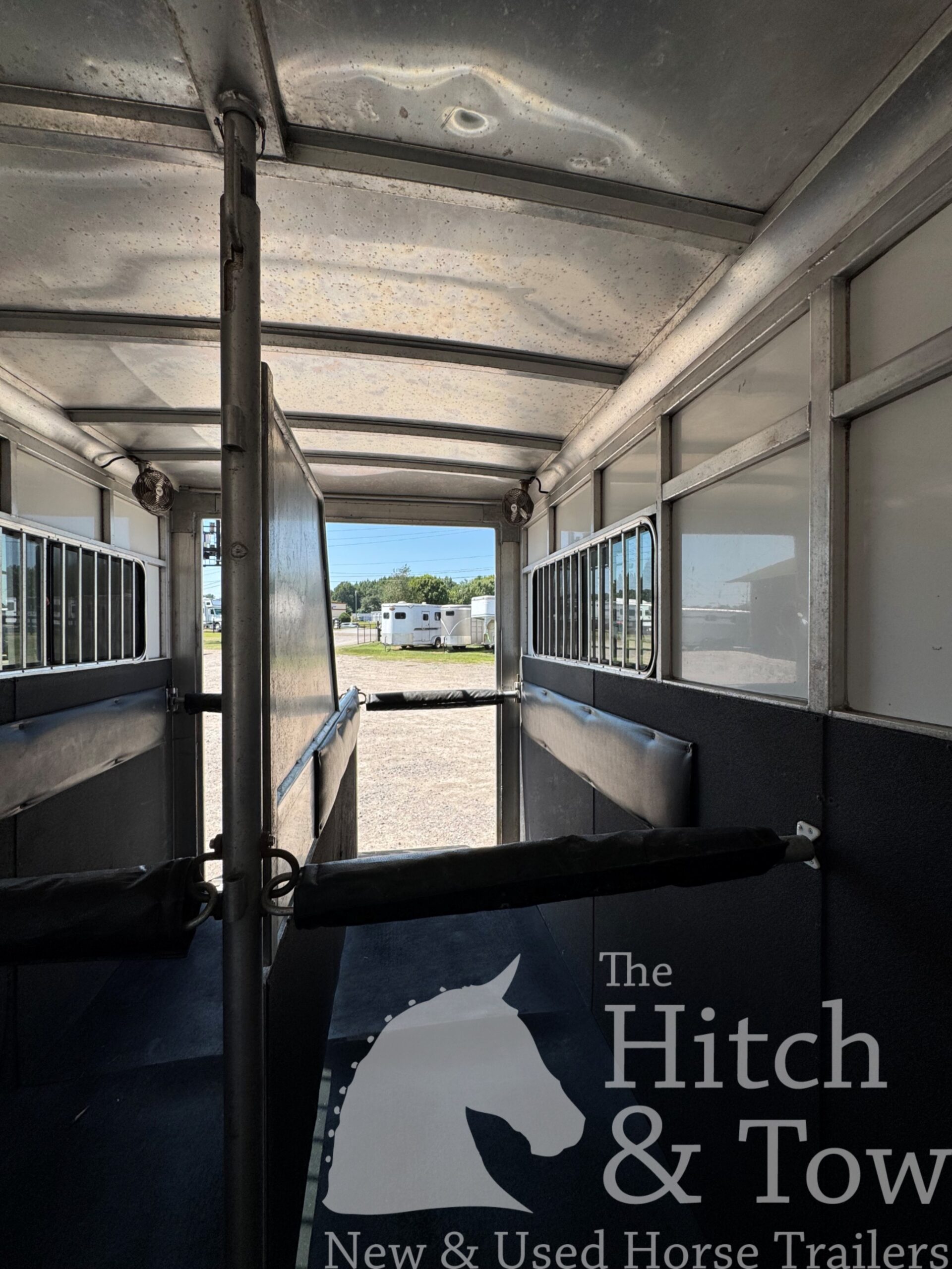 2010 SUNDOWNER 2 HORSE GOOSENECK w/ SIDE RAMP and DRESSING ROOM! $16,900