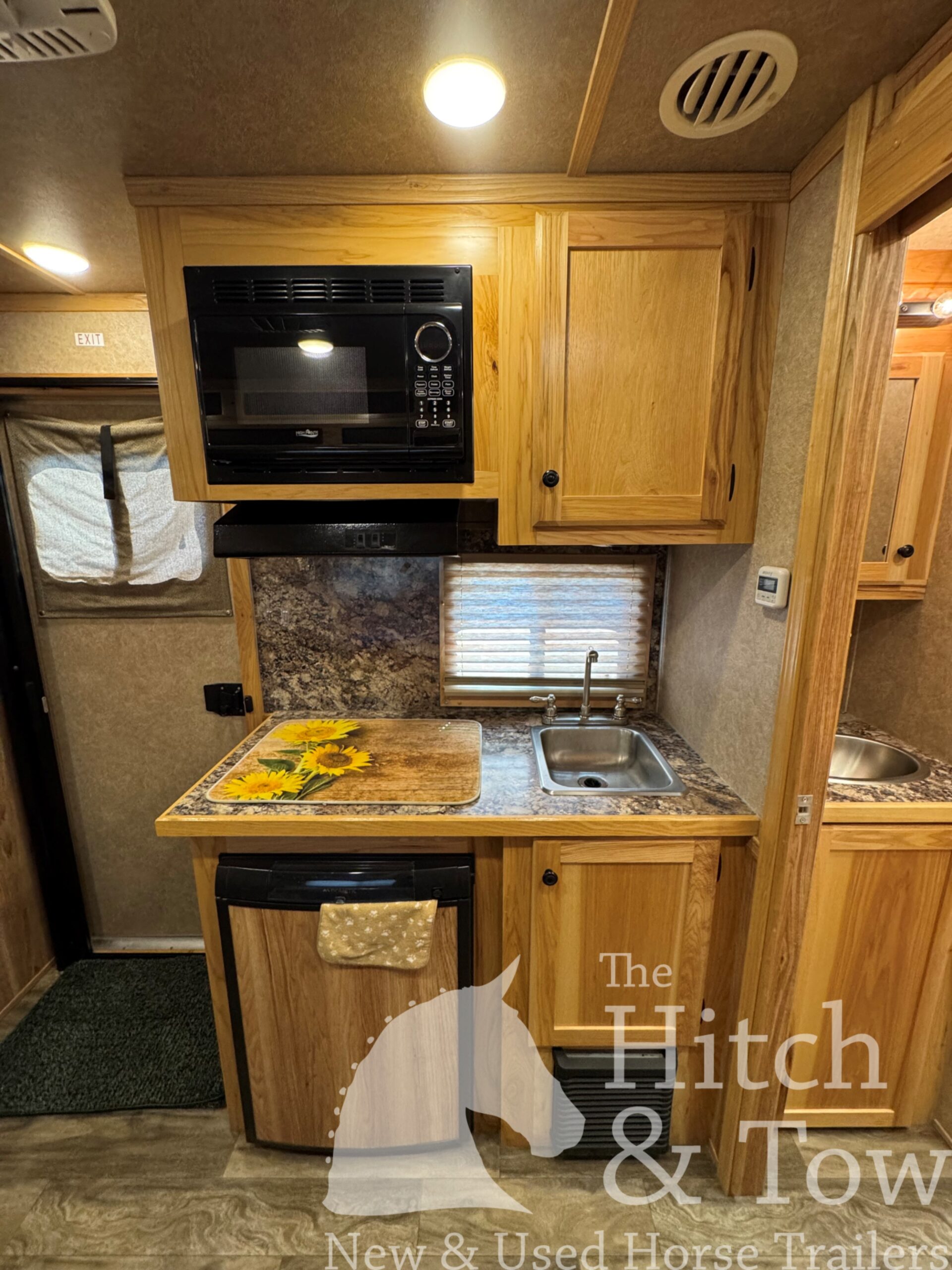 2021 LAKOTA CHARGER 2 HORSE GOOSENECK WITH 9′ LQ & 7′ SLIDE OUT! $52,500