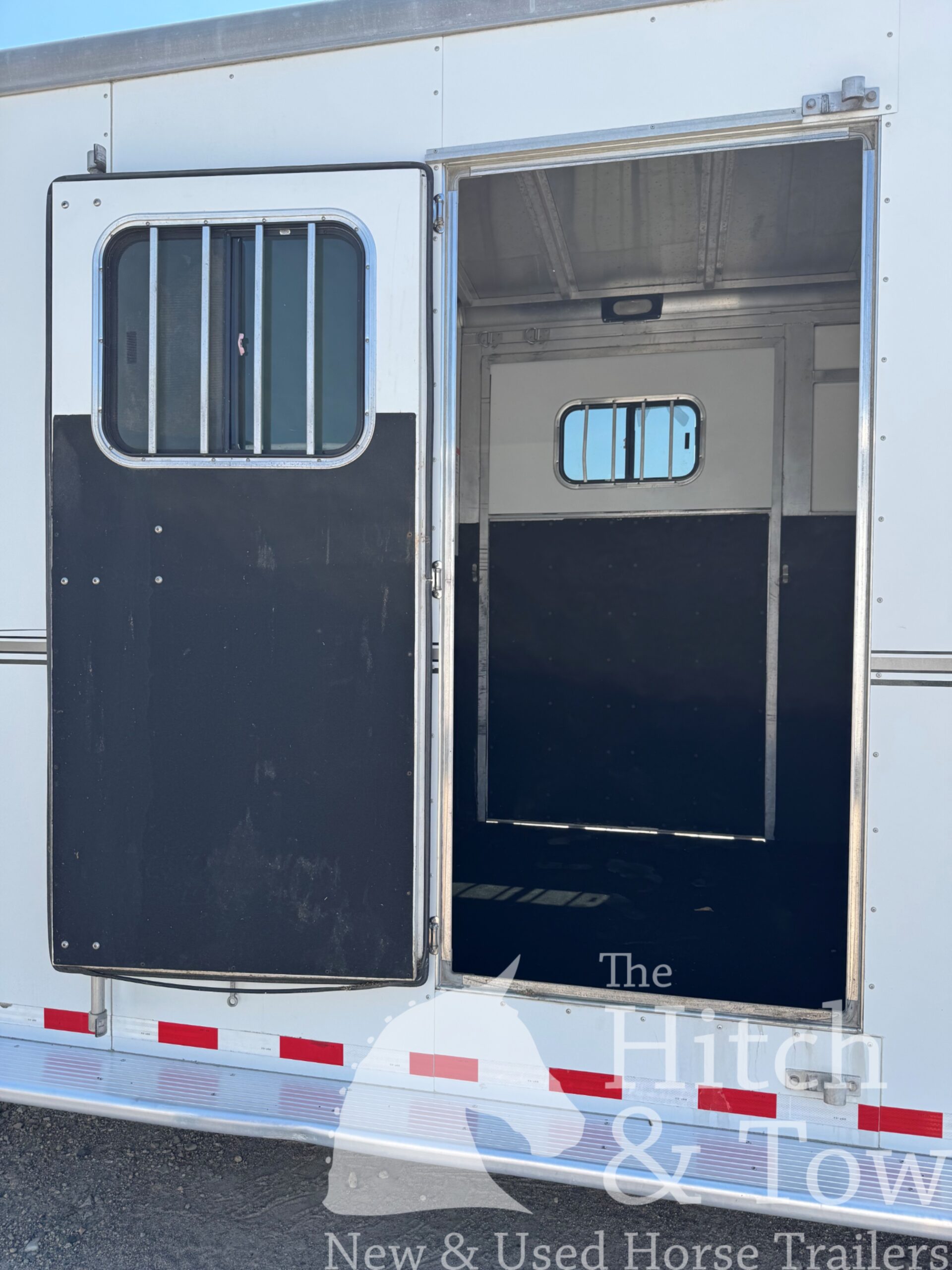 2010 SUNDOWNER 2 HORSE GOOSENECK w/ SIDE RAMP and DRESSING ROOM! $16,900