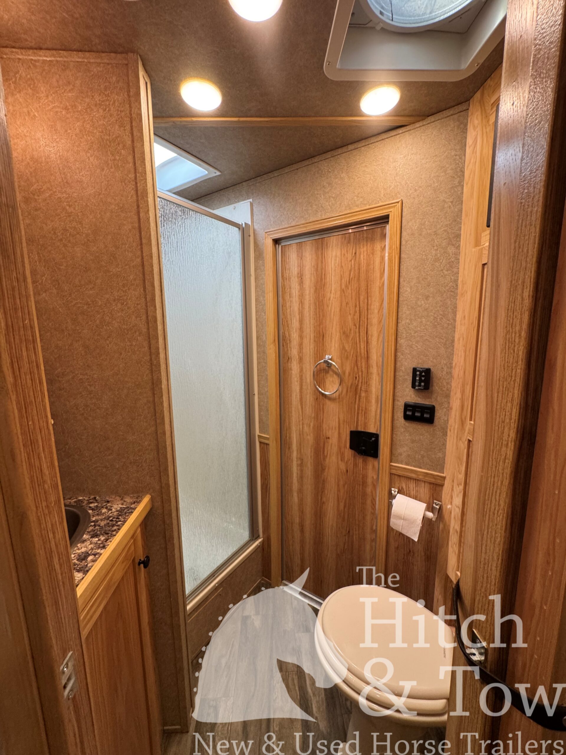 2021 LAKOTA CHARGER 2 HORSE GOOSENECK WITH 9′ LQ & 7′ SLIDE OUT! $52,500