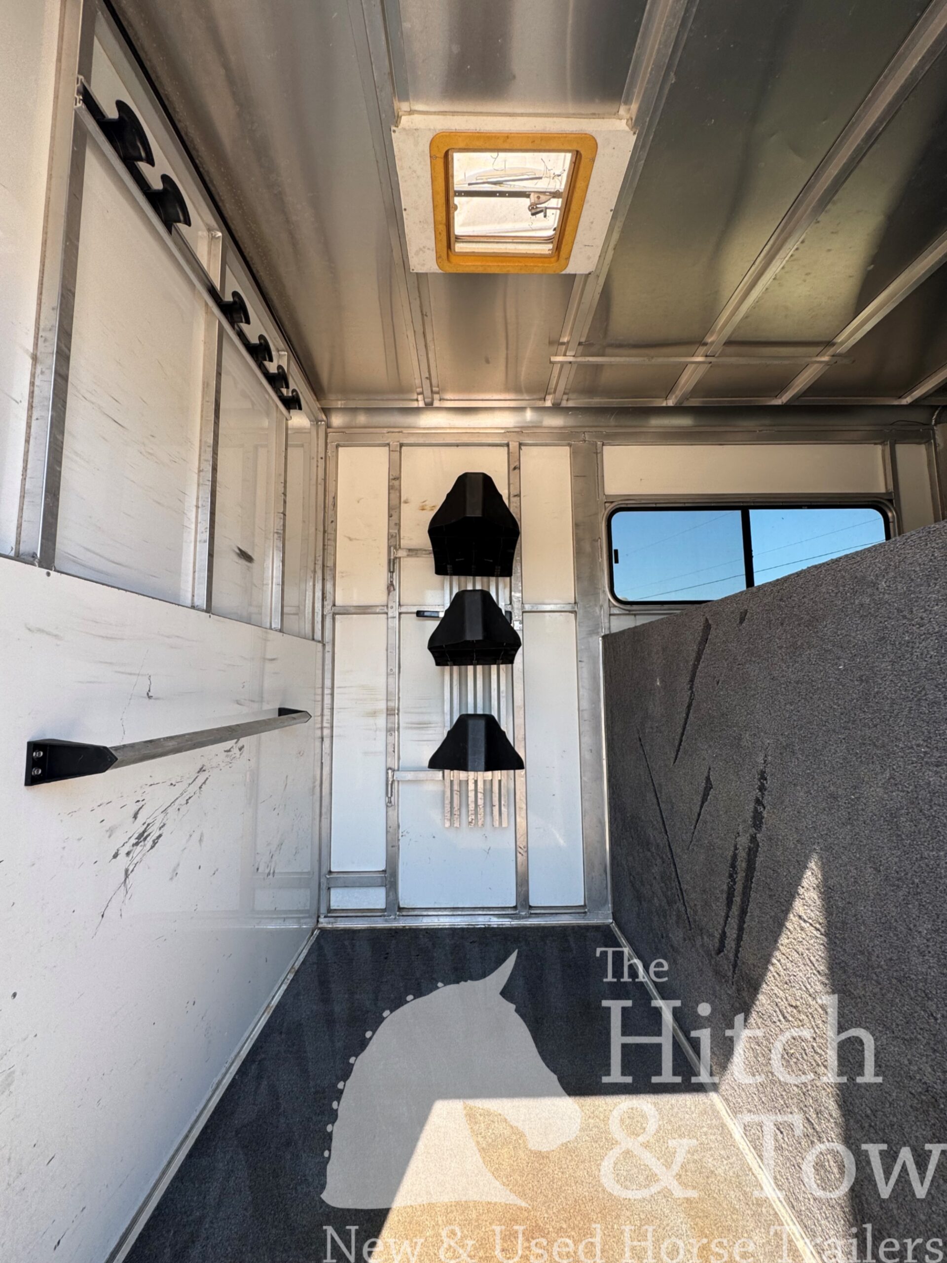 2010 SUNDOWNER 2 HORSE GOOSENECK w/ SIDE RAMP and DRESSING ROOM! $16,900