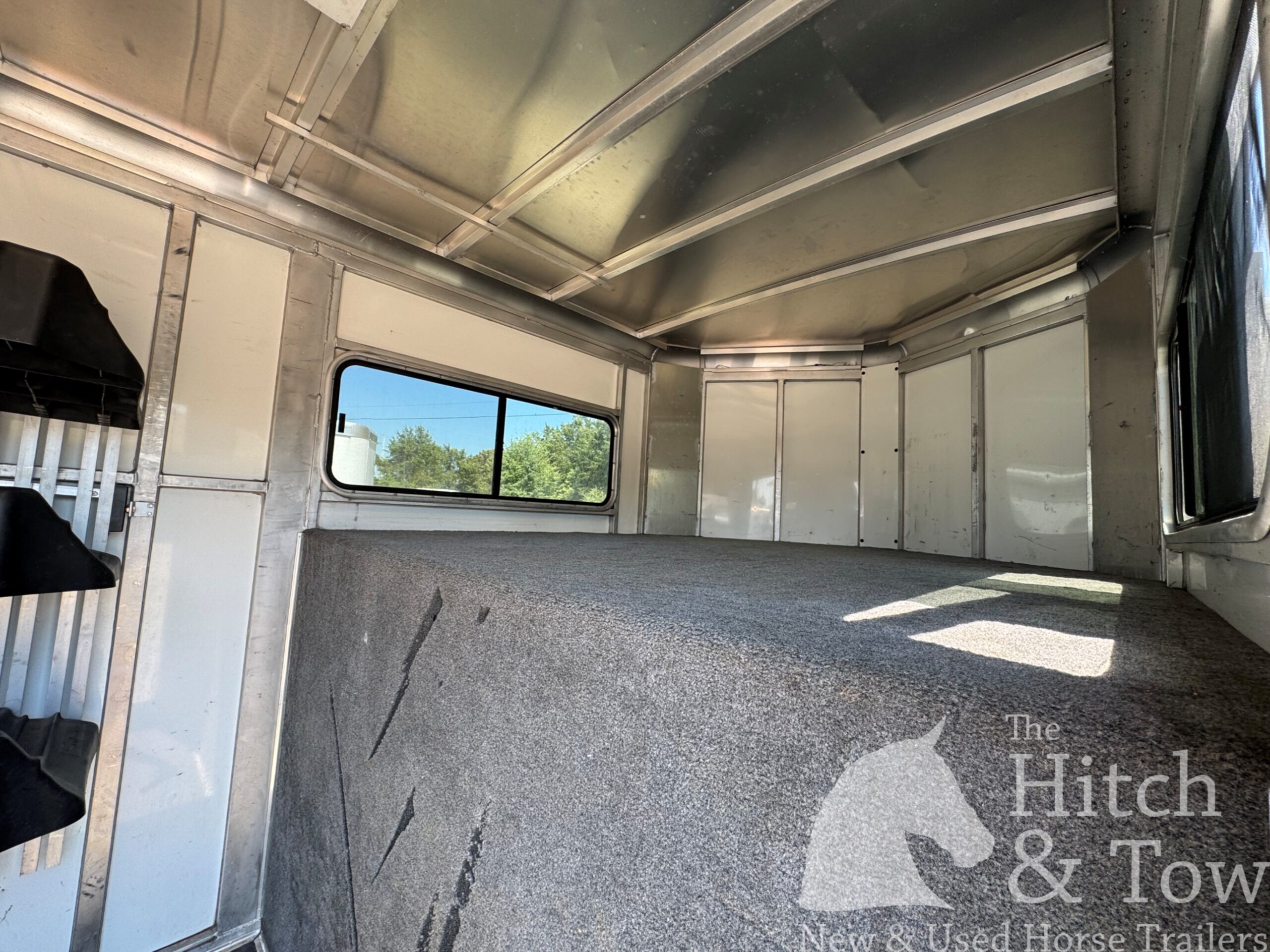 2010 SUNDOWNER 2 HORSE GOOSENECK w/ SIDE RAMP and DRESSING ROOM! $16,900