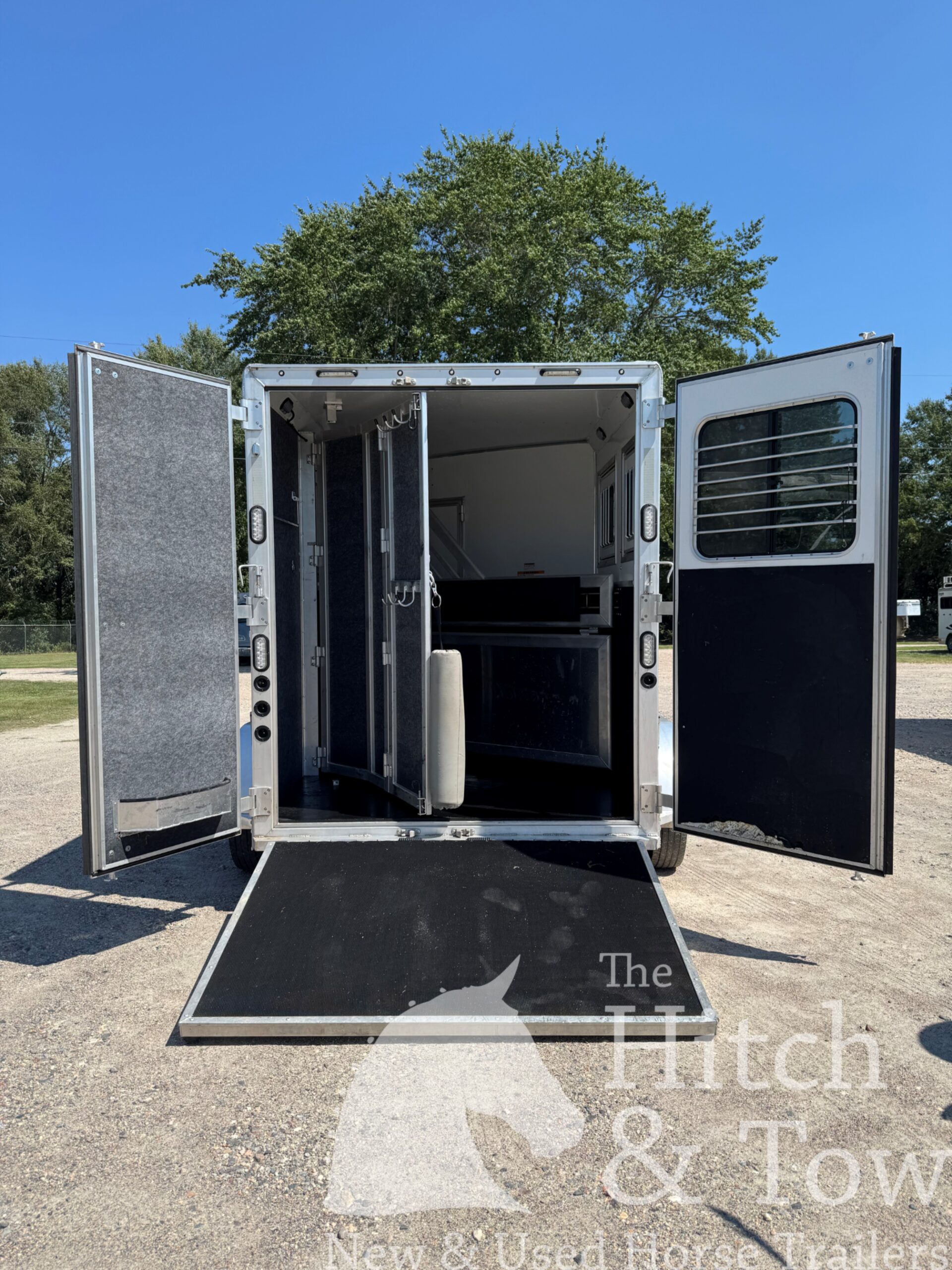 2021 LAKOTA CHARGER 2 HORSE GOOSENECK WITH 9′ LQ & 7′ SLIDE OUT! $52,500