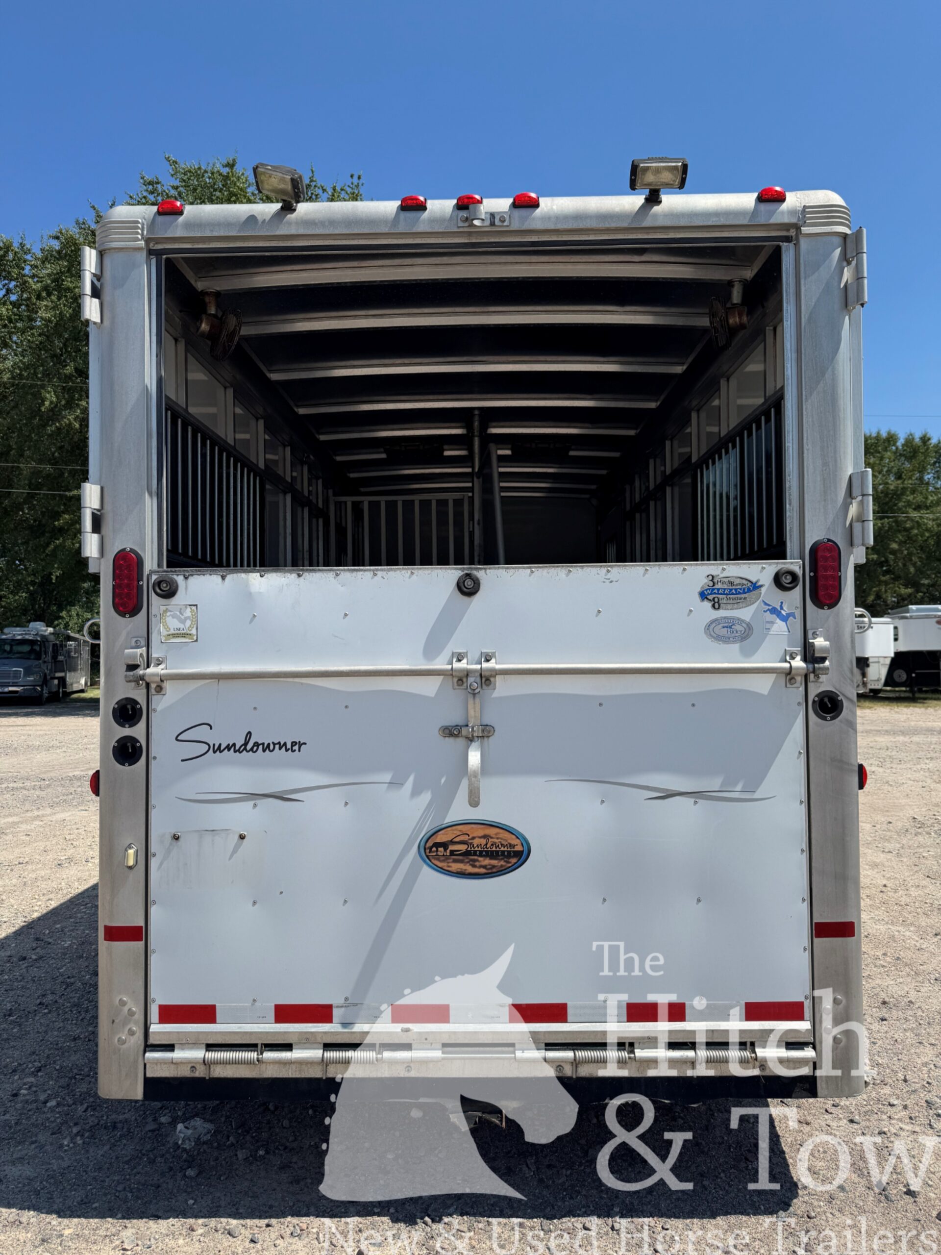 2010 SUNDOWNER 2 HORSE GOOSENECK w/ SIDE RAMP and DRESSING ROOM! $16,900