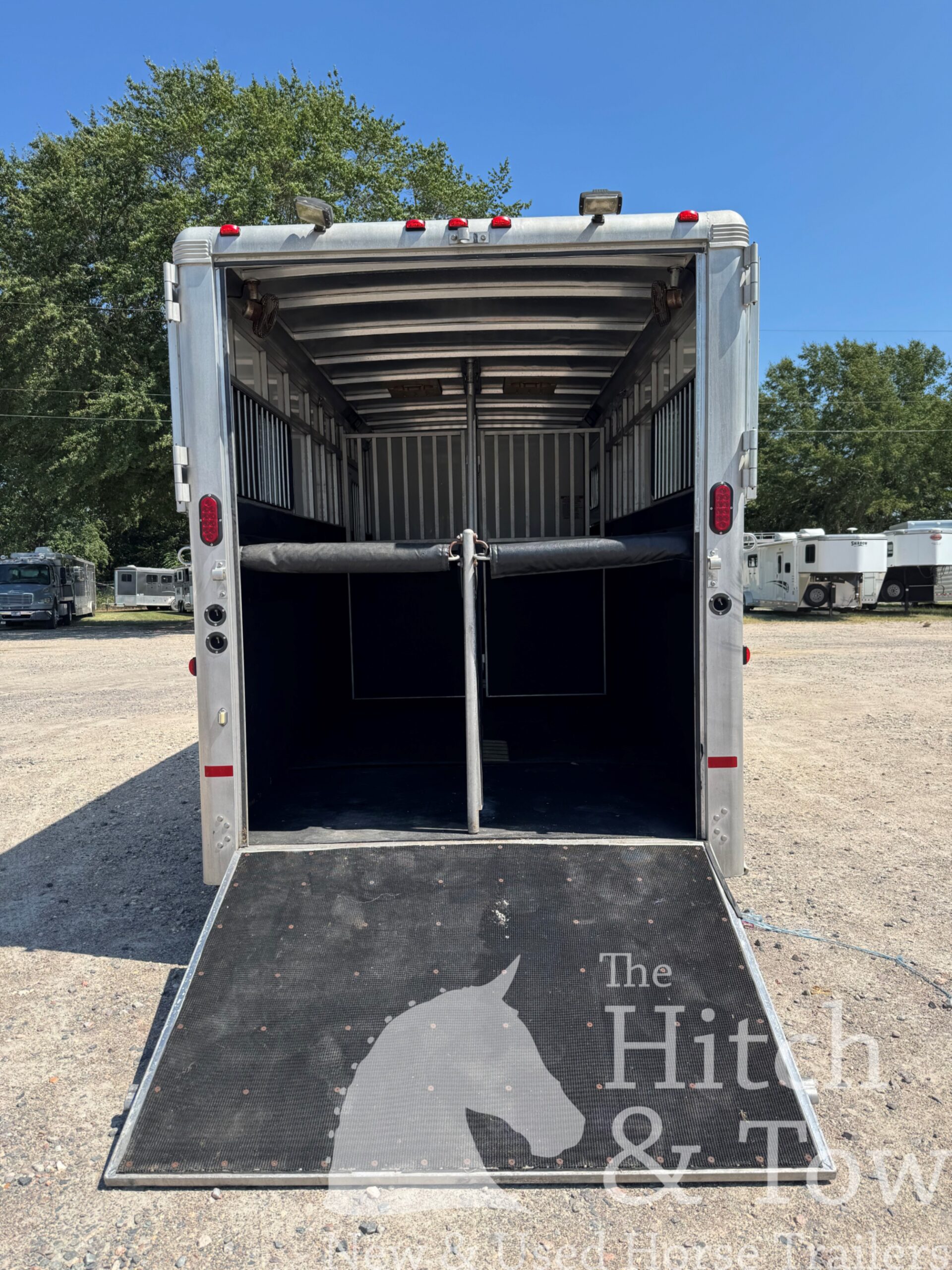 2010 SUNDOWNER 2 HORSE GOOSENECK w/ SIDE RAMP and DRESSING ROOM! $16,900