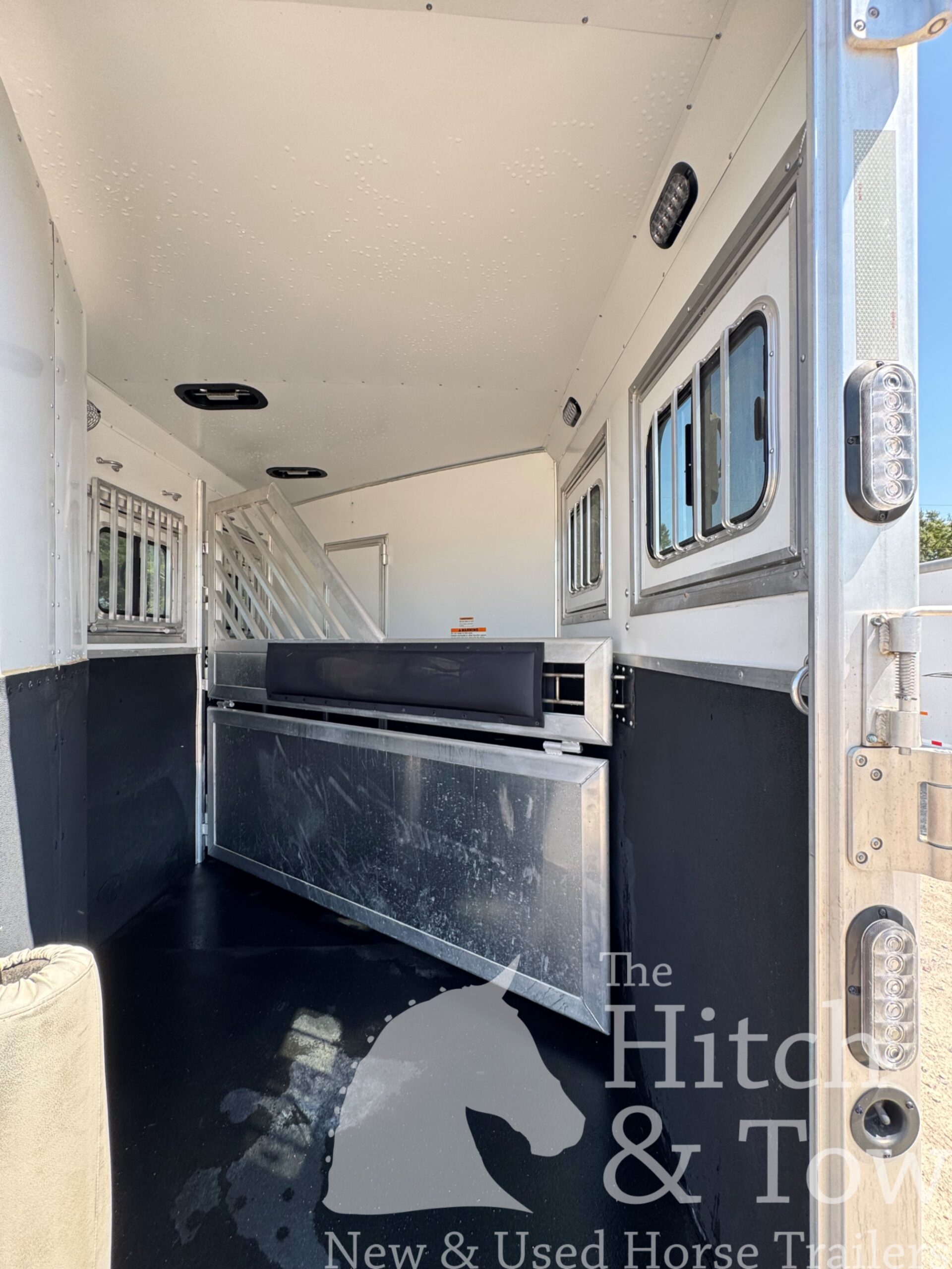 2021 LAKOTA CHARGER 2 HORSE GOOSENECK WITH 9′ LQ & 7′ SLIDE OUT! $52,500