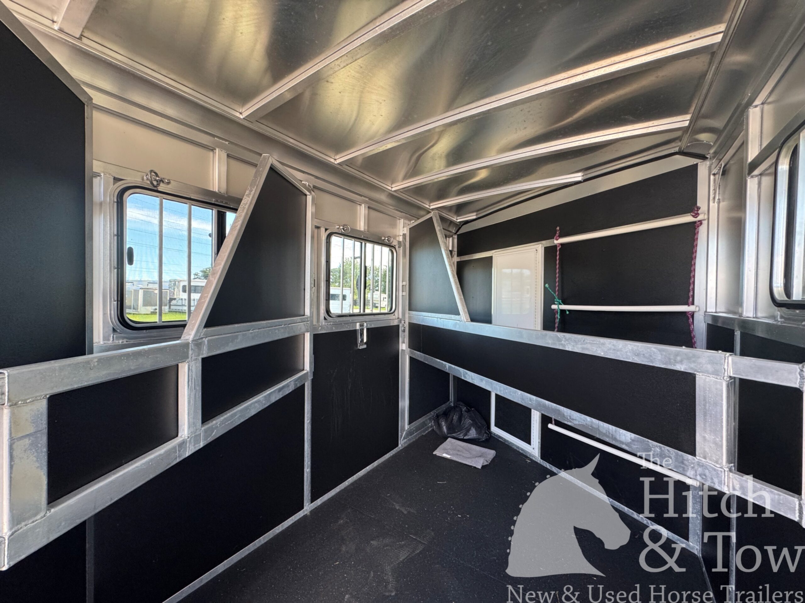 2022 SHADOW 3 HORSE SLANT LOAD LIVING QUARTERS TRAILER W/ UPGRADES & SLIDE OUT! $54,000