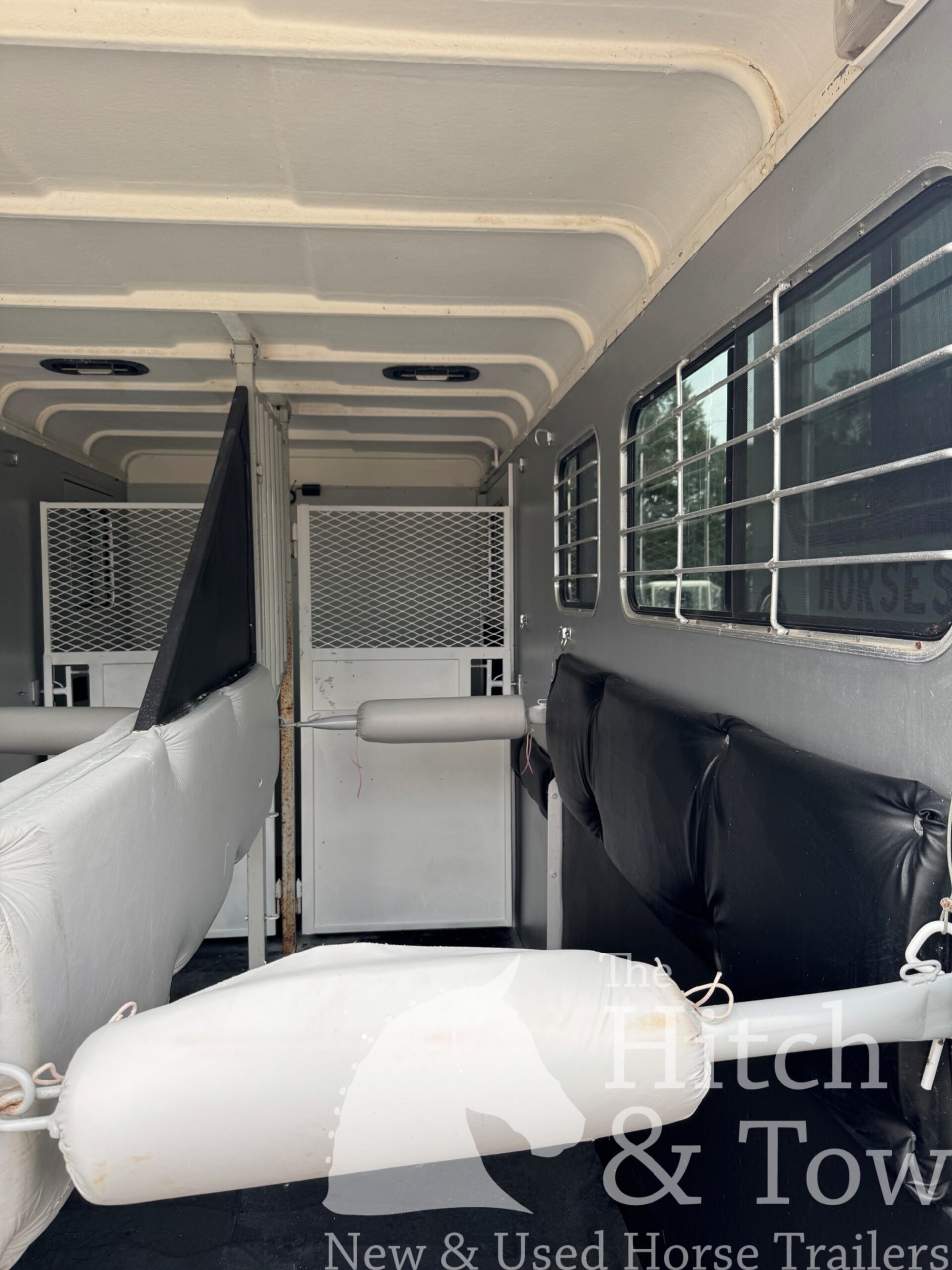 2007 HAWK 2 HORSE GOOSENECK TRAILER W/ SIDE RAMP AND DRESSING ROOM! $14,900