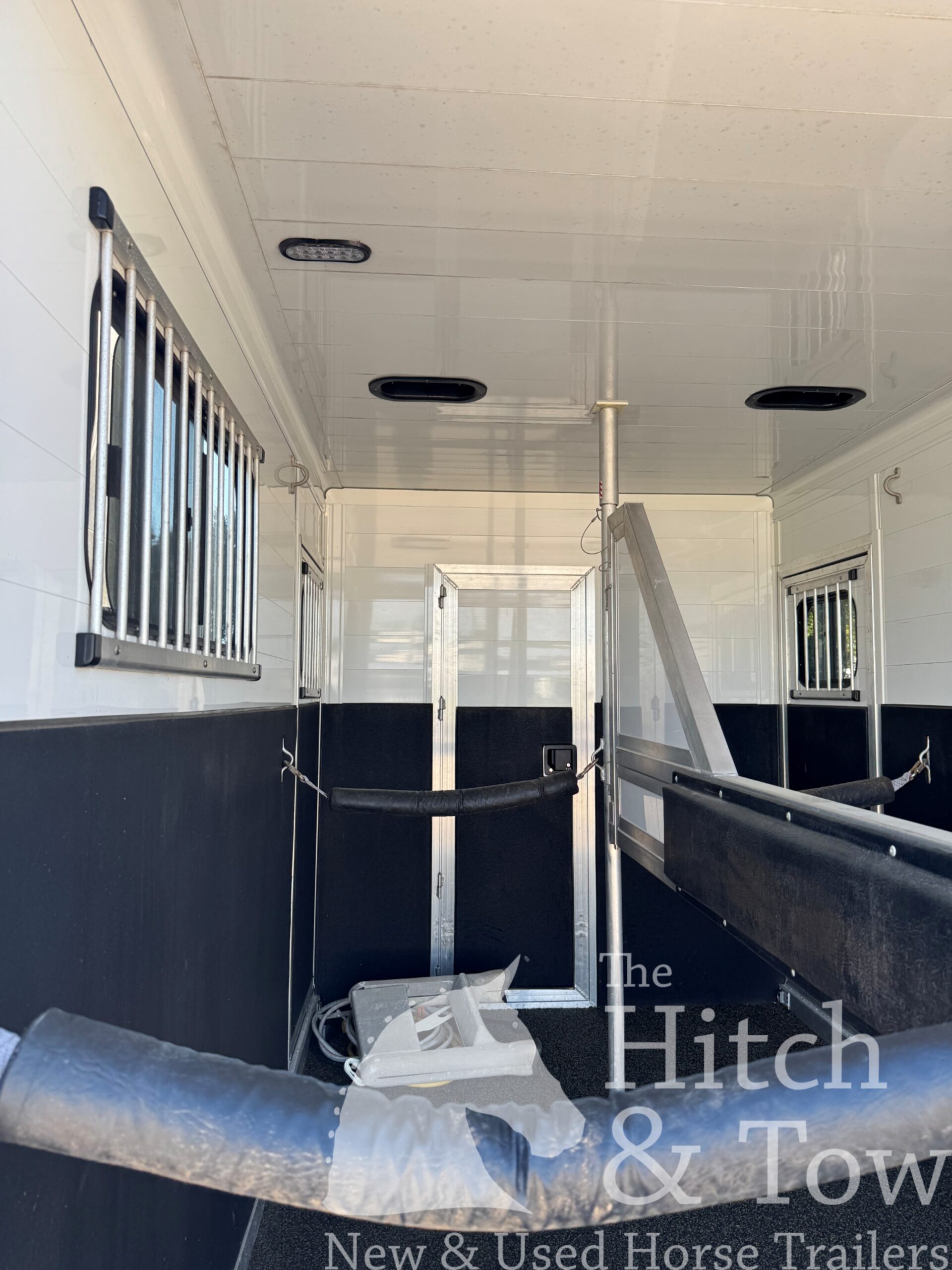 2007 JAMCO 2 HORSE STRAIGHT LOAD GOOSENECK WITH 9′ LQ! $37,500