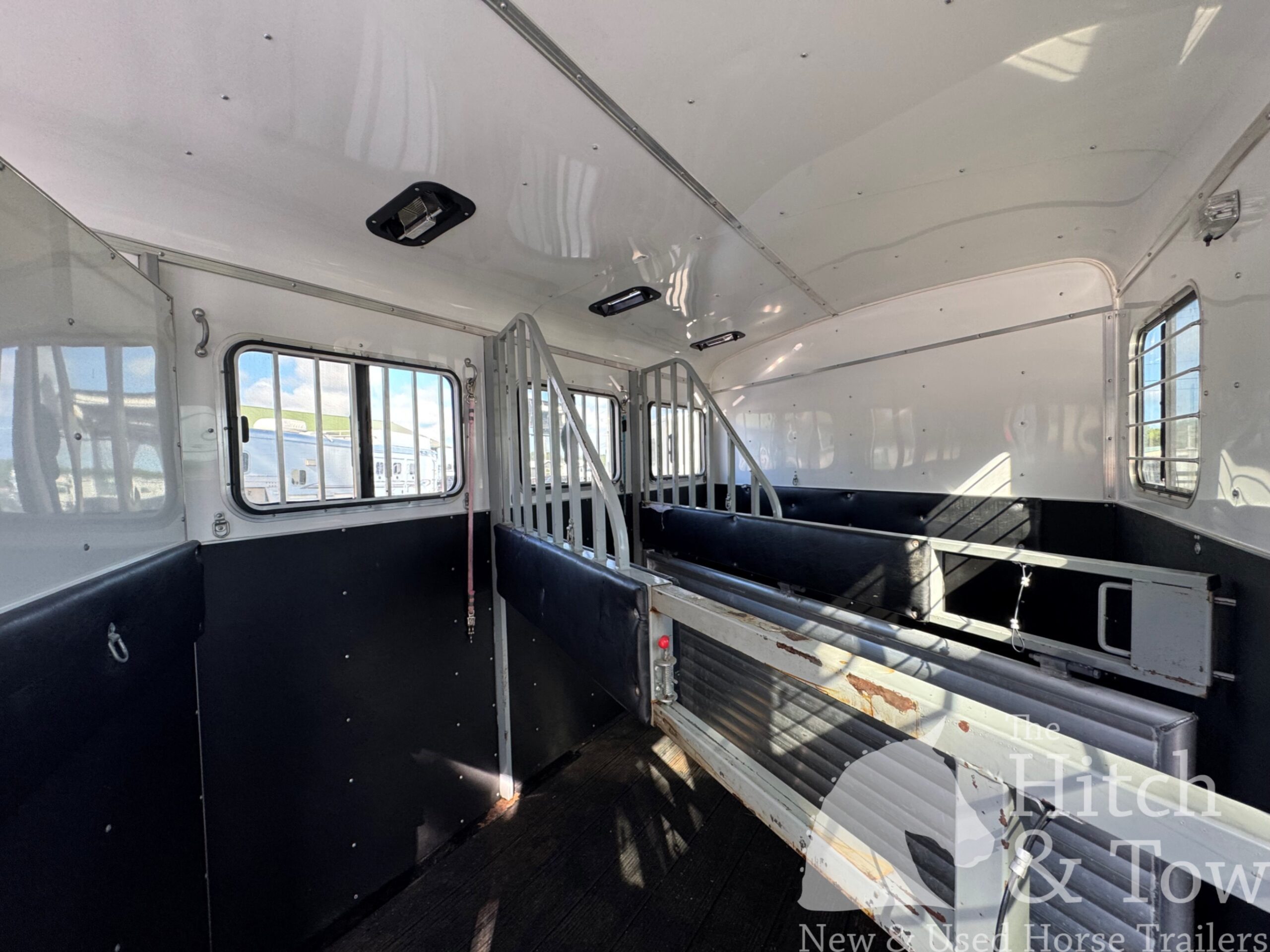 2011 HOMESTEADER 3 HORSE SLANT BUMPER PULL W/ DRESSING ROOM $12,900