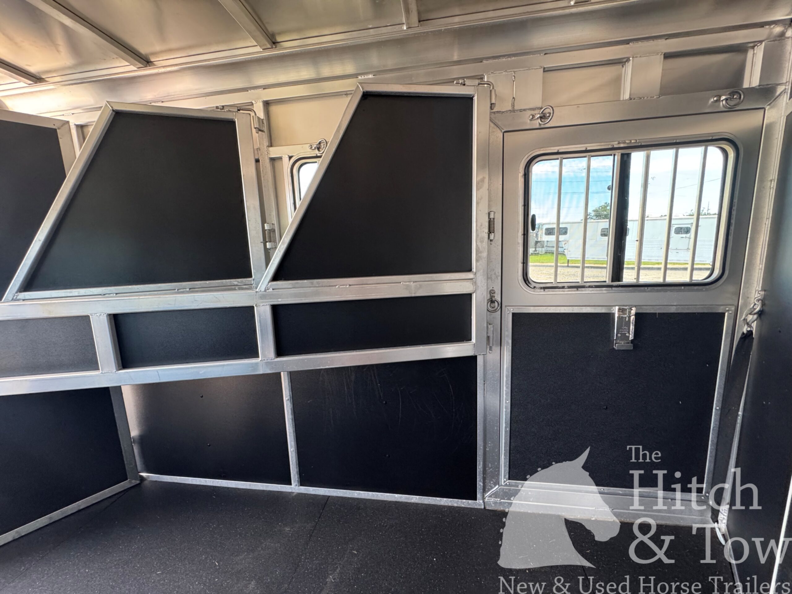 2022 SHADOW 3 HORSE SLANT LOAD LIVING QUARTERS TRAILER W/ UPGRADES & SLIDE OUT! $54,000