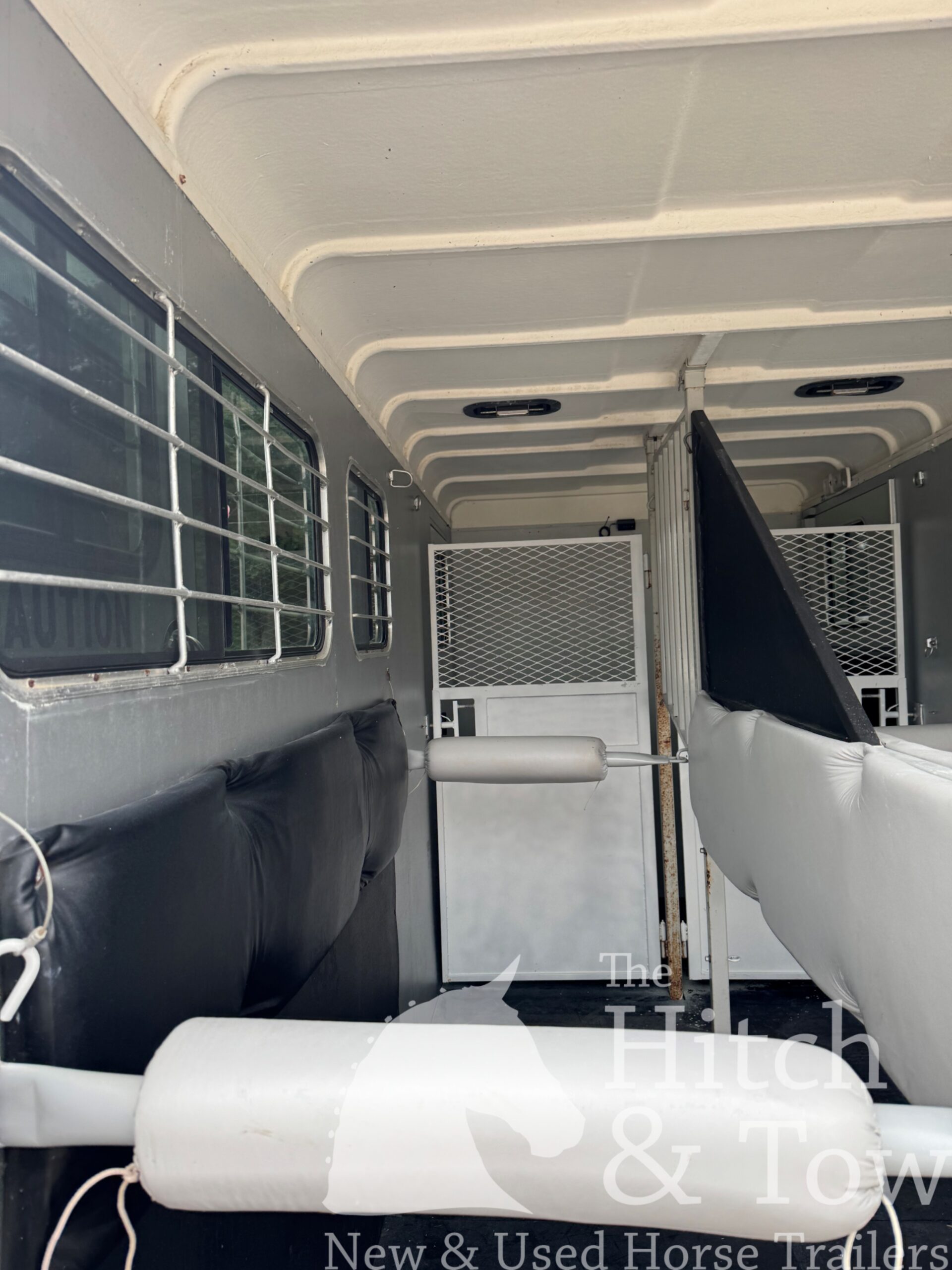 2007 HAWK 2 HORSE GOOSENECK TRAILER W/ SIDE RAMP AND DRESSING ROOM! $14,900
