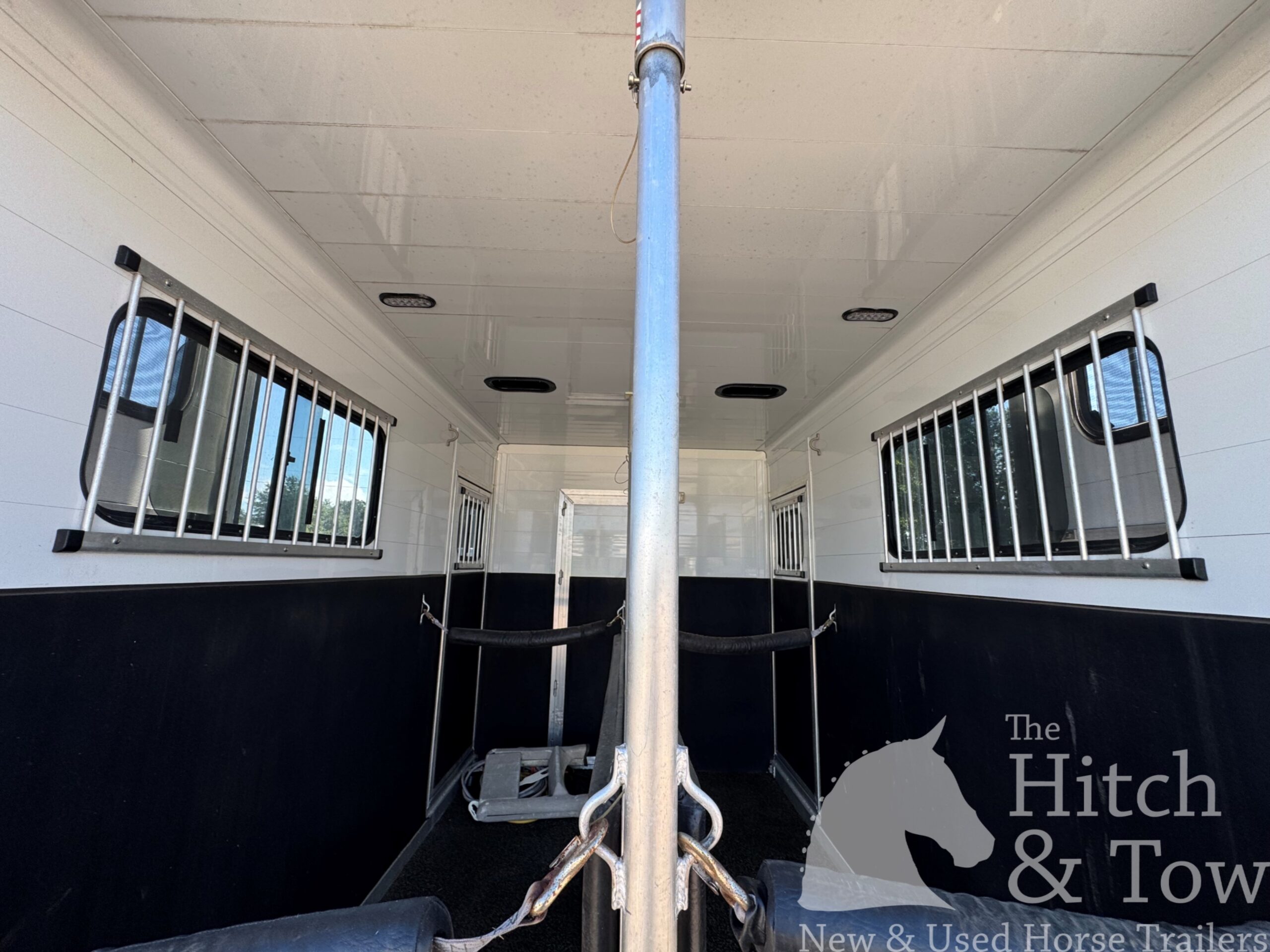 2007 JAMCO 2 HORSE STRAIGHT LOAD GOOSENECK WITH 9′ LQ! $37,500