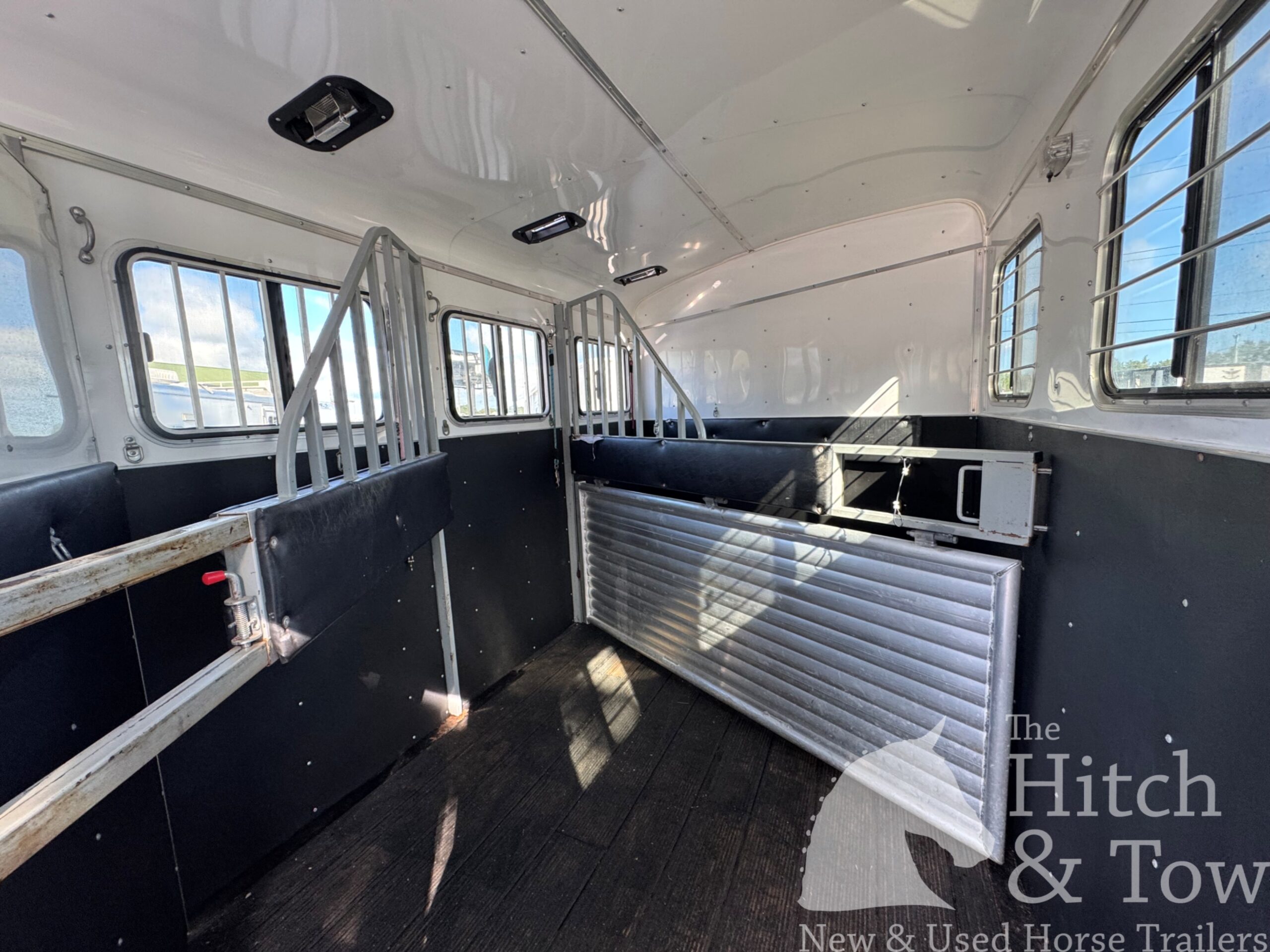 2011 HOMESTEADER 3 HORSE SLANT BUMPER PULL W/ DRESSING ROOM $12,900