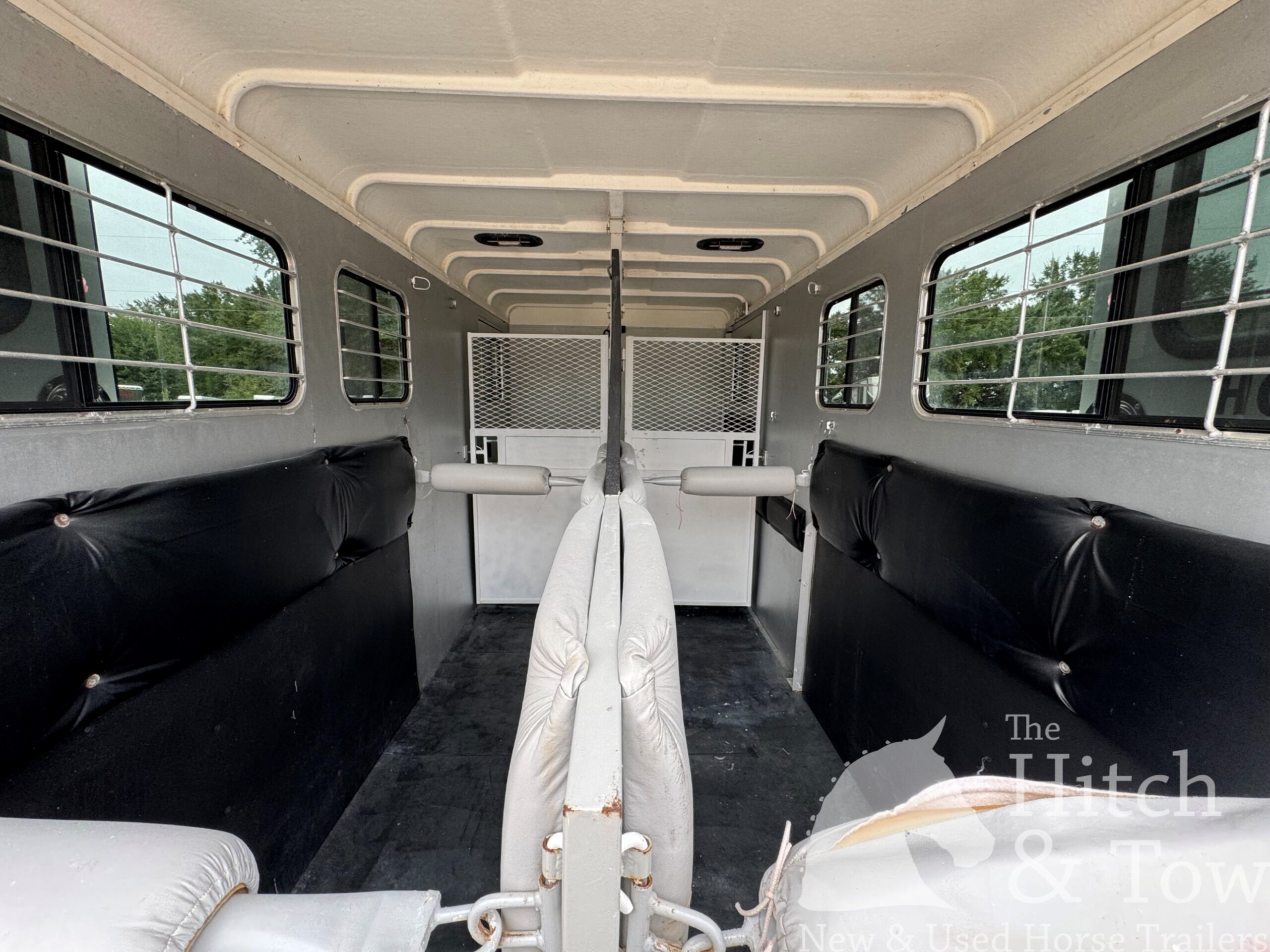 2007 HAWK 2 HORSE GOOSENECK TRAILER W/ SIDE RAMP AND DRESSING ROOM! $14,900