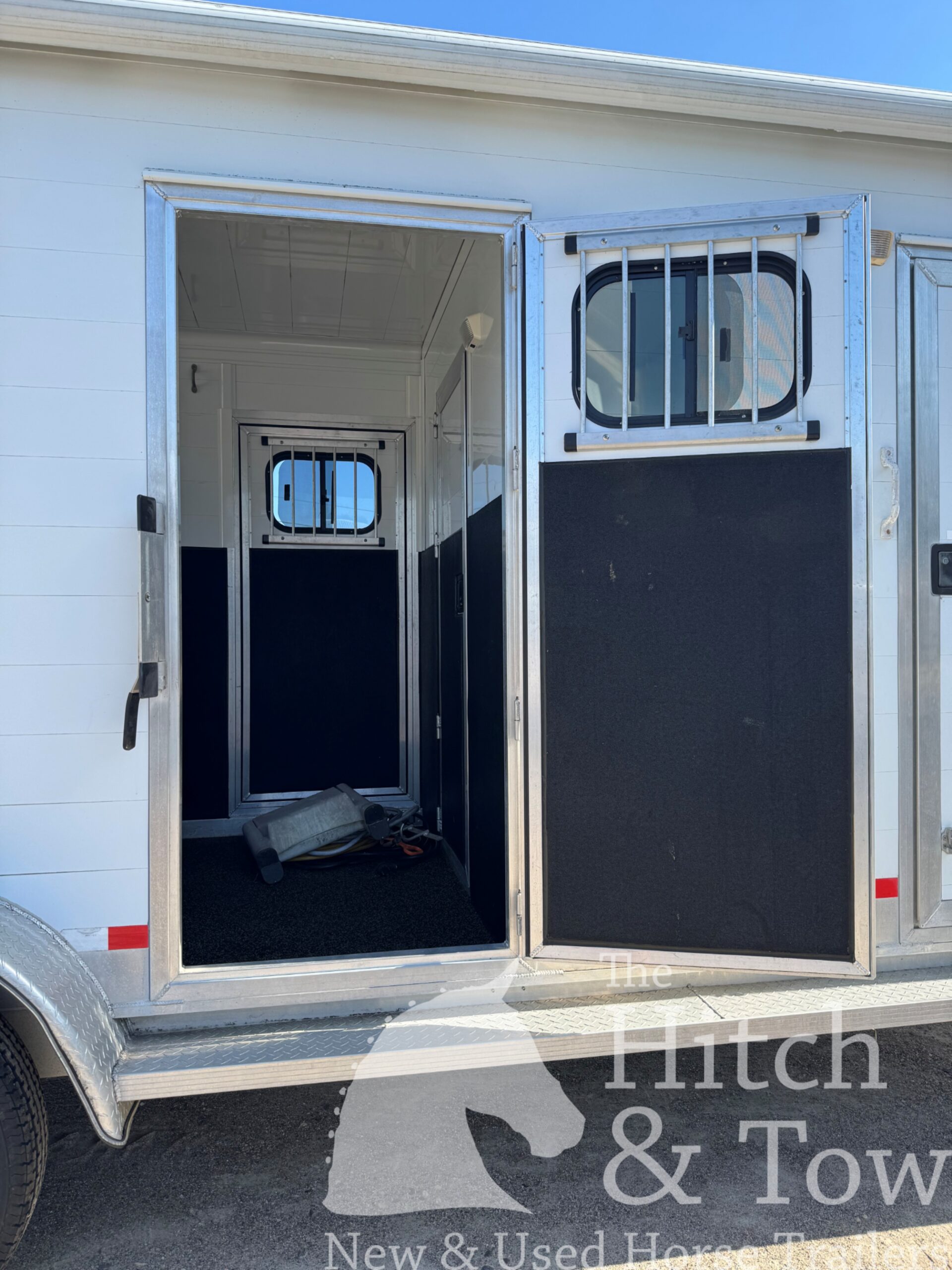 2007 JAMCO 2 HORSE STRAIGHT LOAD GOOSENECK WITH 9′ LQ! $37,500