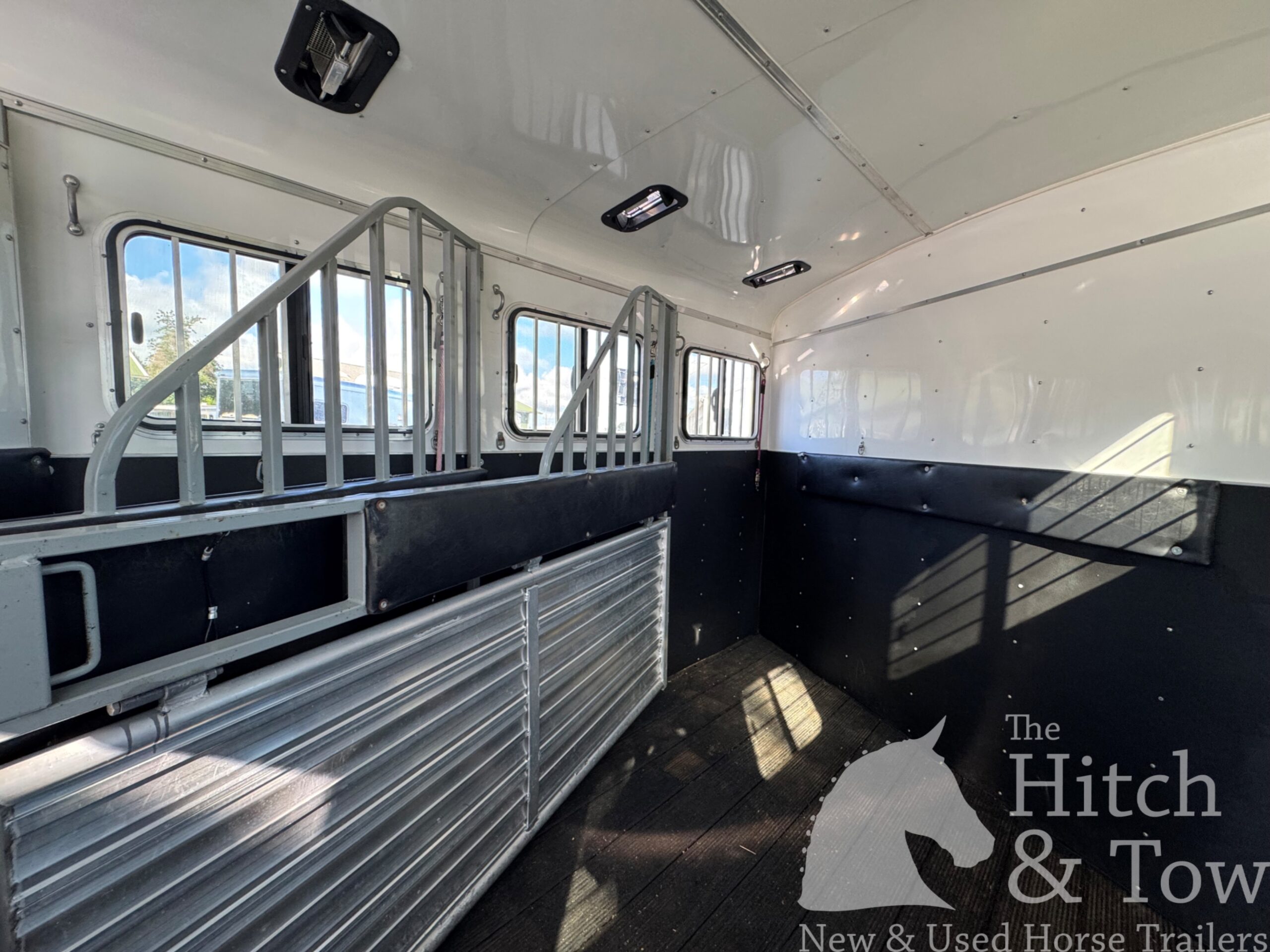 2011 HOMESTEADER 3 HORSE SLANT BUMPER PULL W/ DRESSING ROOM $12,900