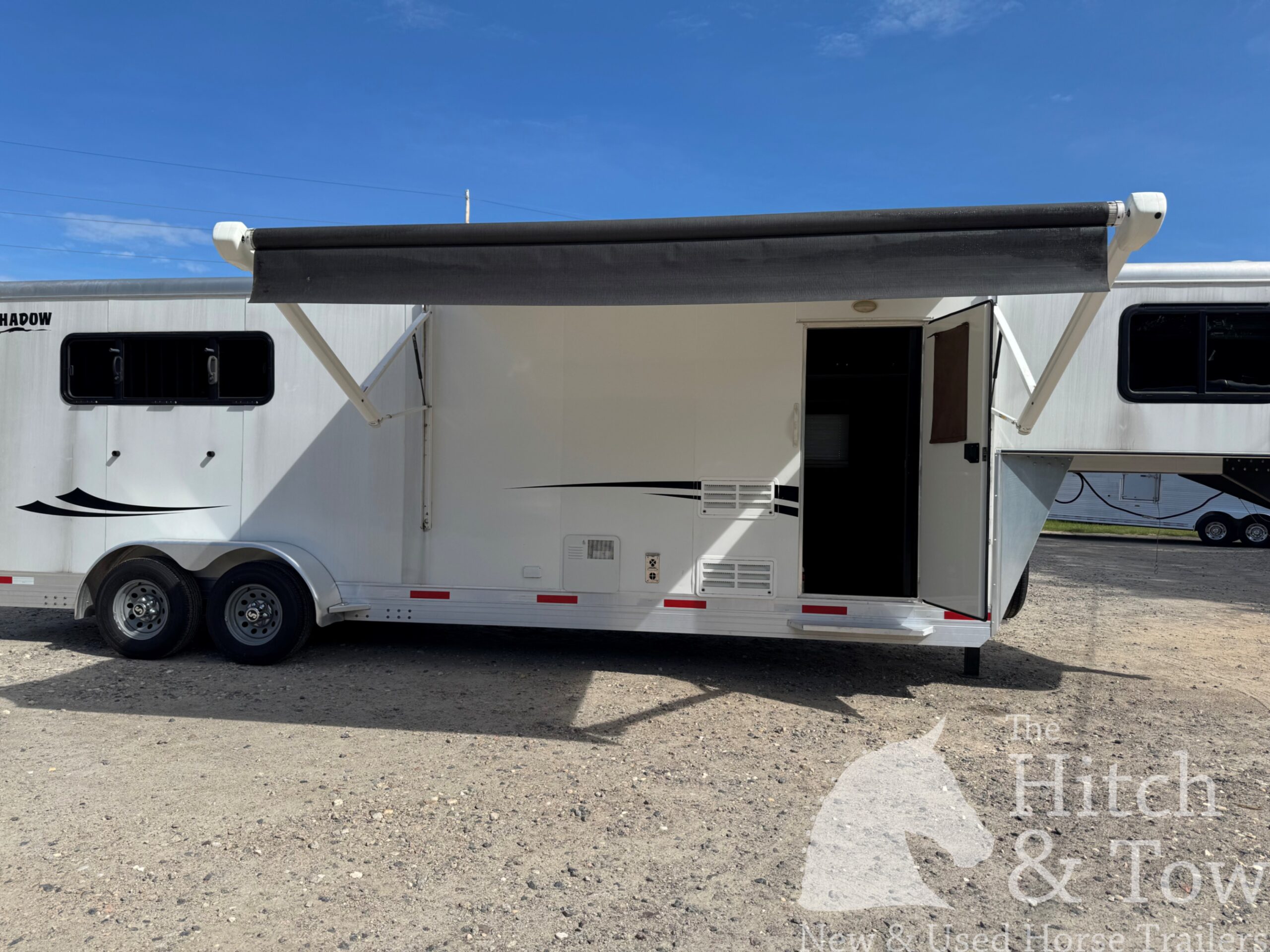 2022 SHADOW 3 HORSE SLANT LOAD LIVING QUARTERS TRAILER W/ UPGRADES & SLIDE OUT! $54,000
