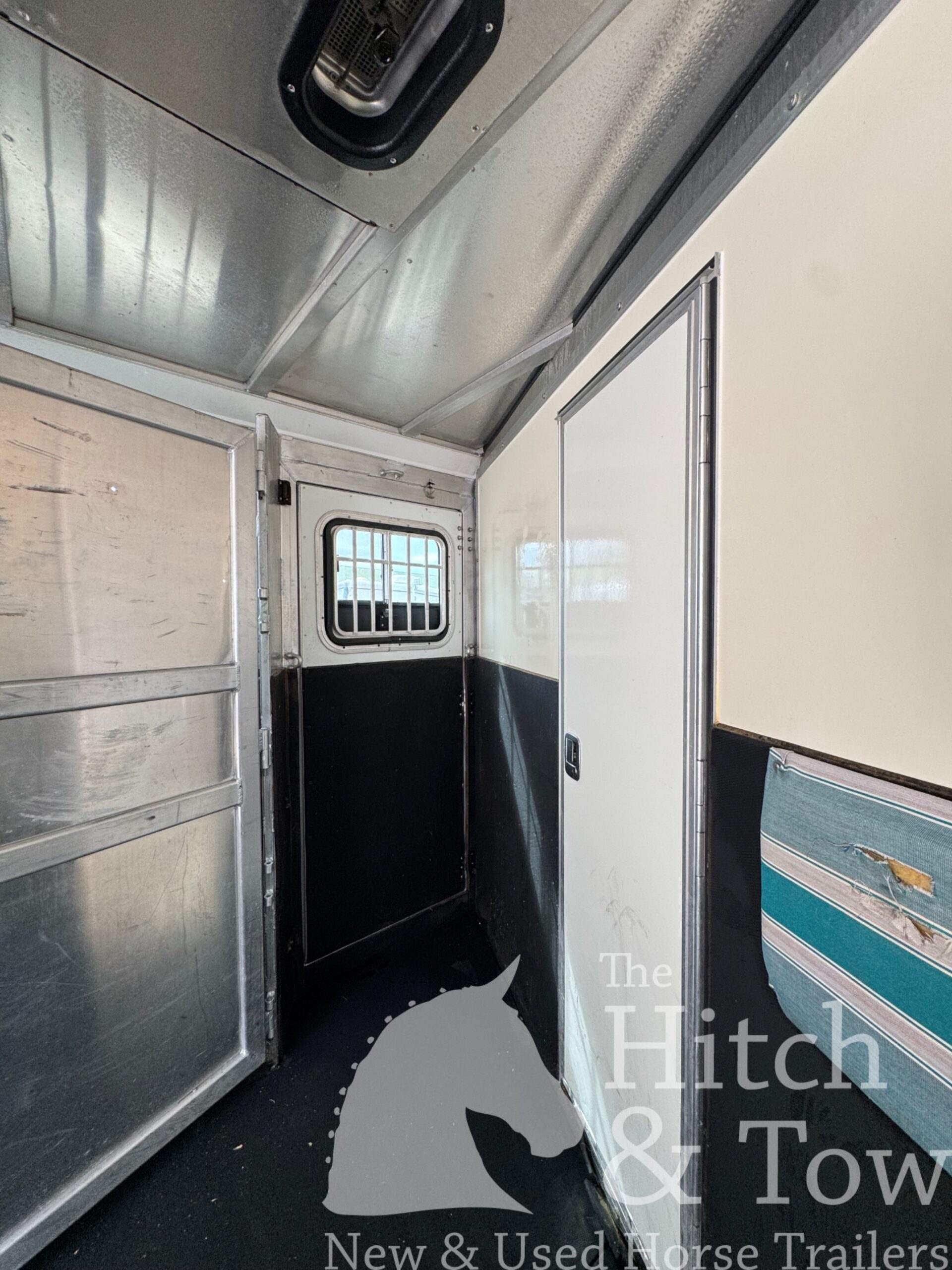 2006 SILVERLITE 3 HORSE GOOSENECK WITH 10′ LIVING QUARTERS $30,000