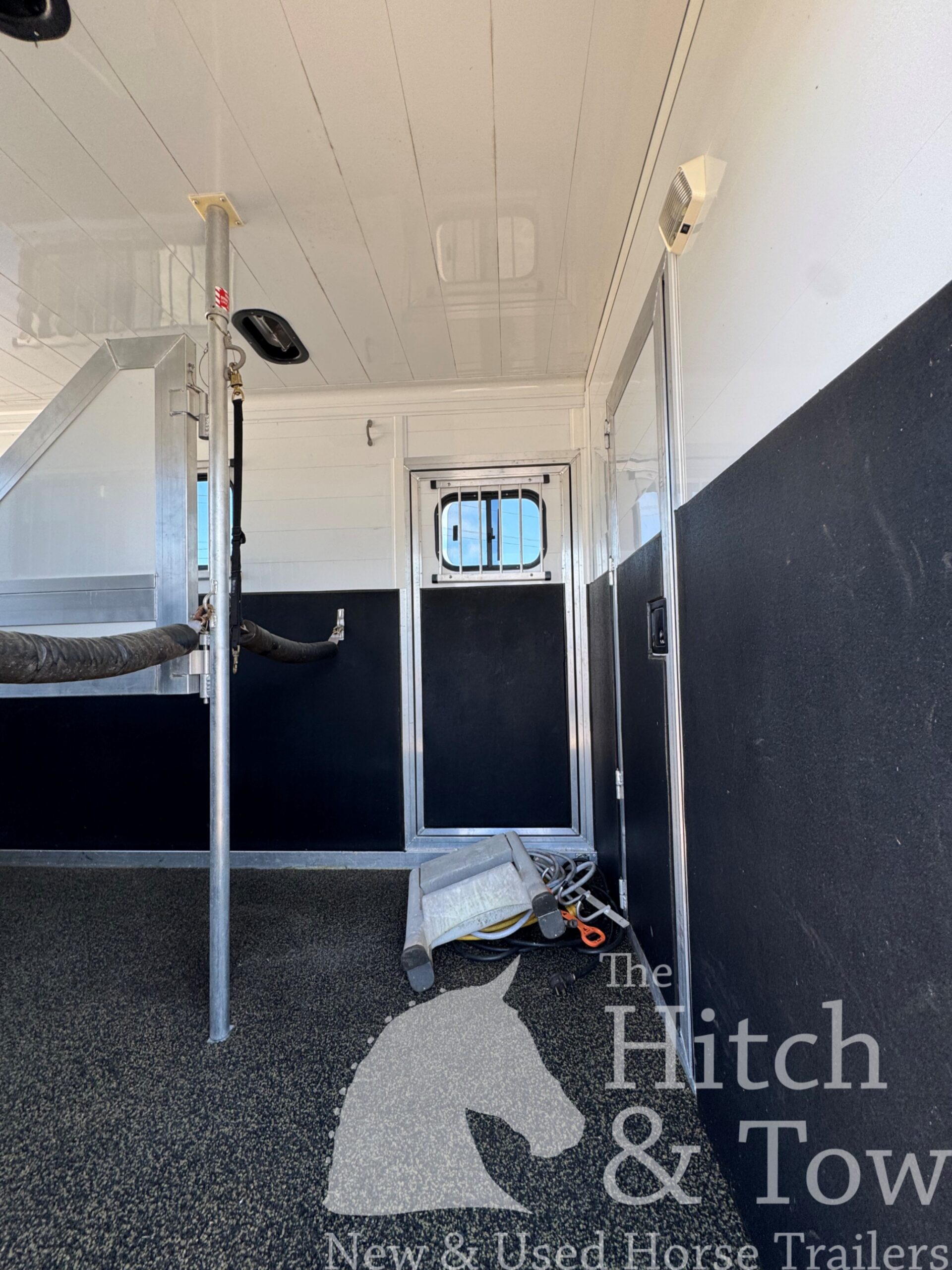 2007 JAMCO 2 HORSE STRAIGHT LOAD GOOSENECK WITH 9′ LQ! $37,500