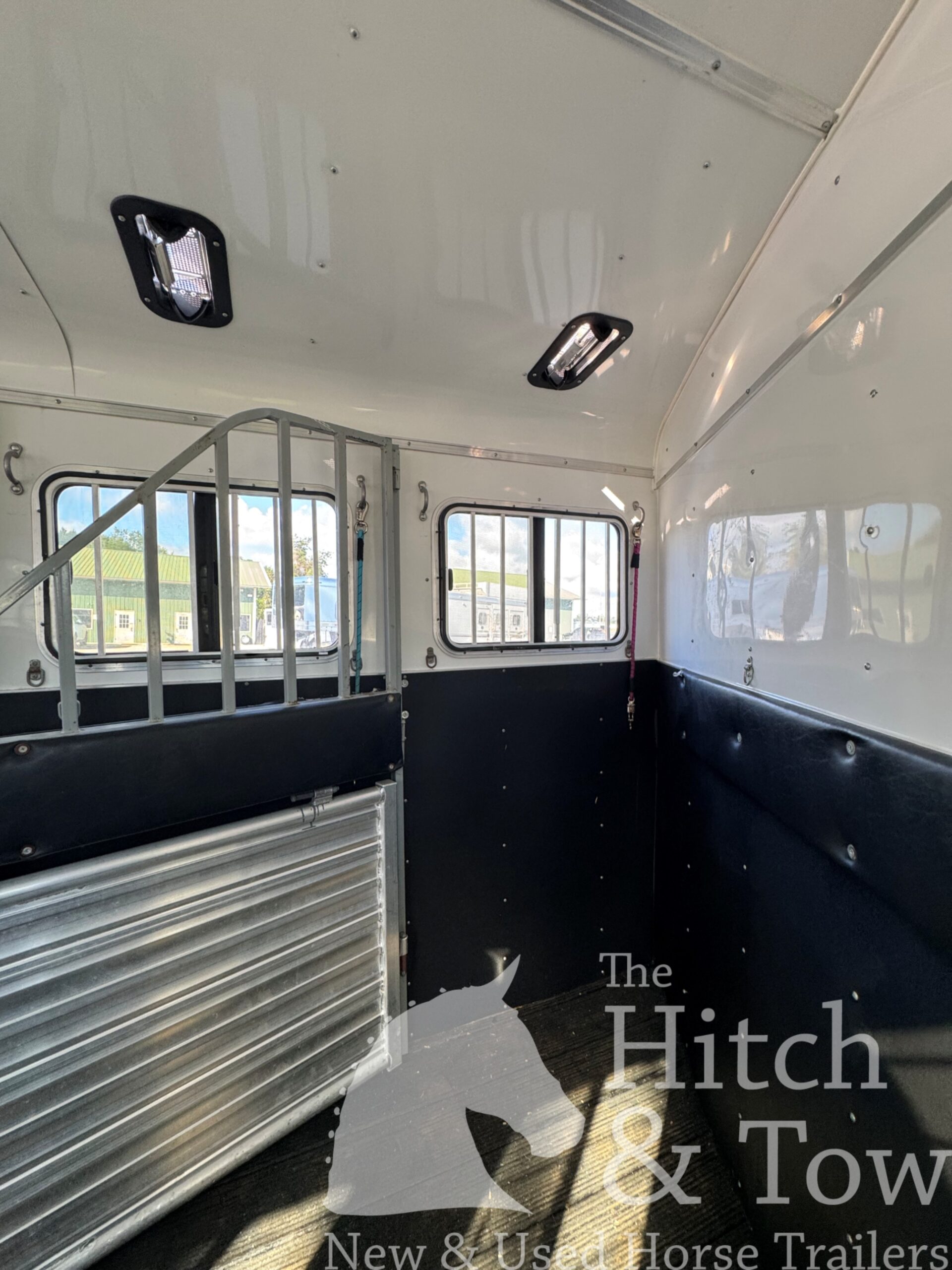 2011 HOMESTEADER 3 HORSE SLANT BUMPER PULL W/ DRESSING ROOM $12,900