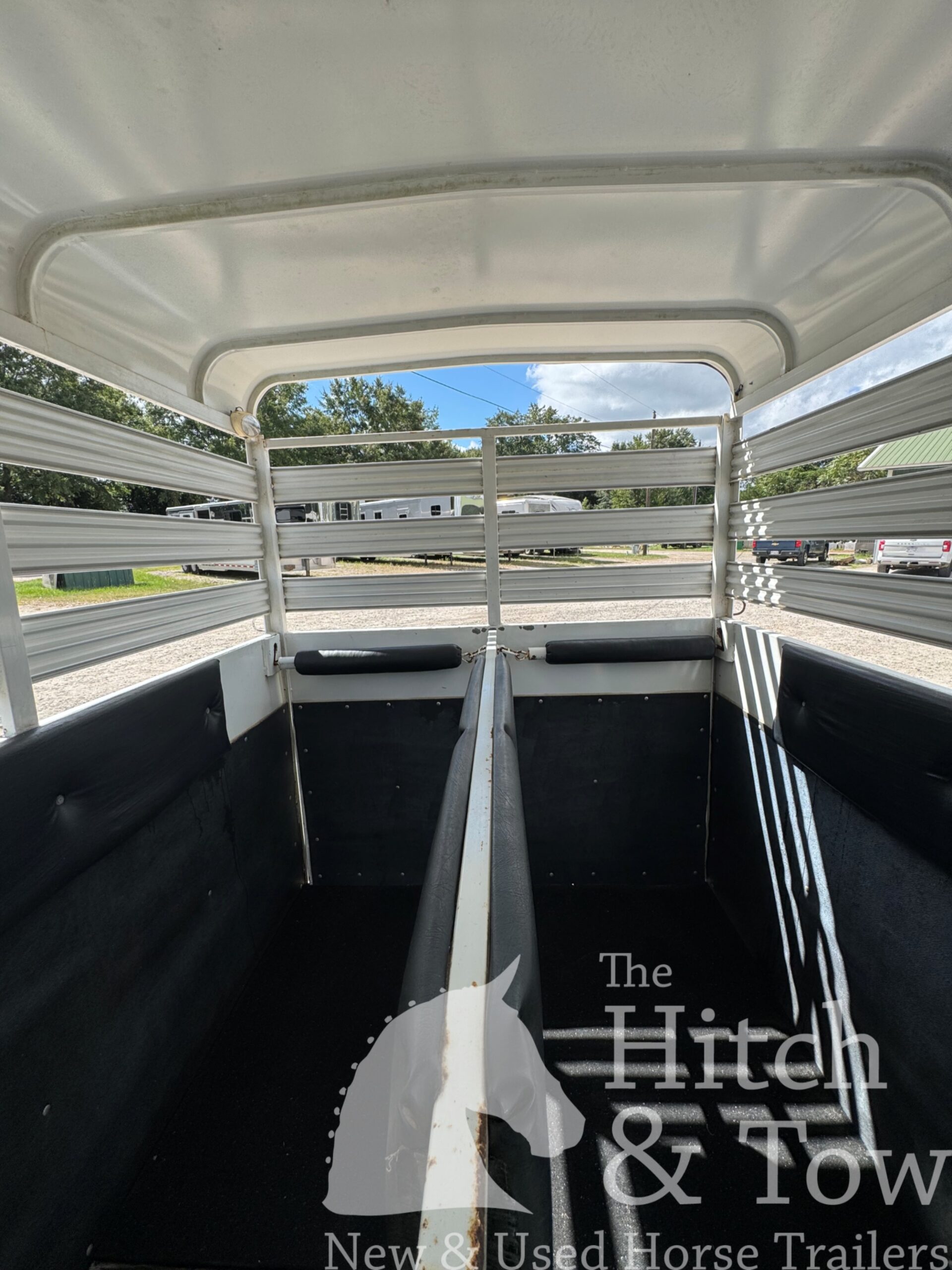 2015 BEE 2 HORSE STRAIGHT LOAD BUMPER PULL STOCK COMBO TRAILER $7,500