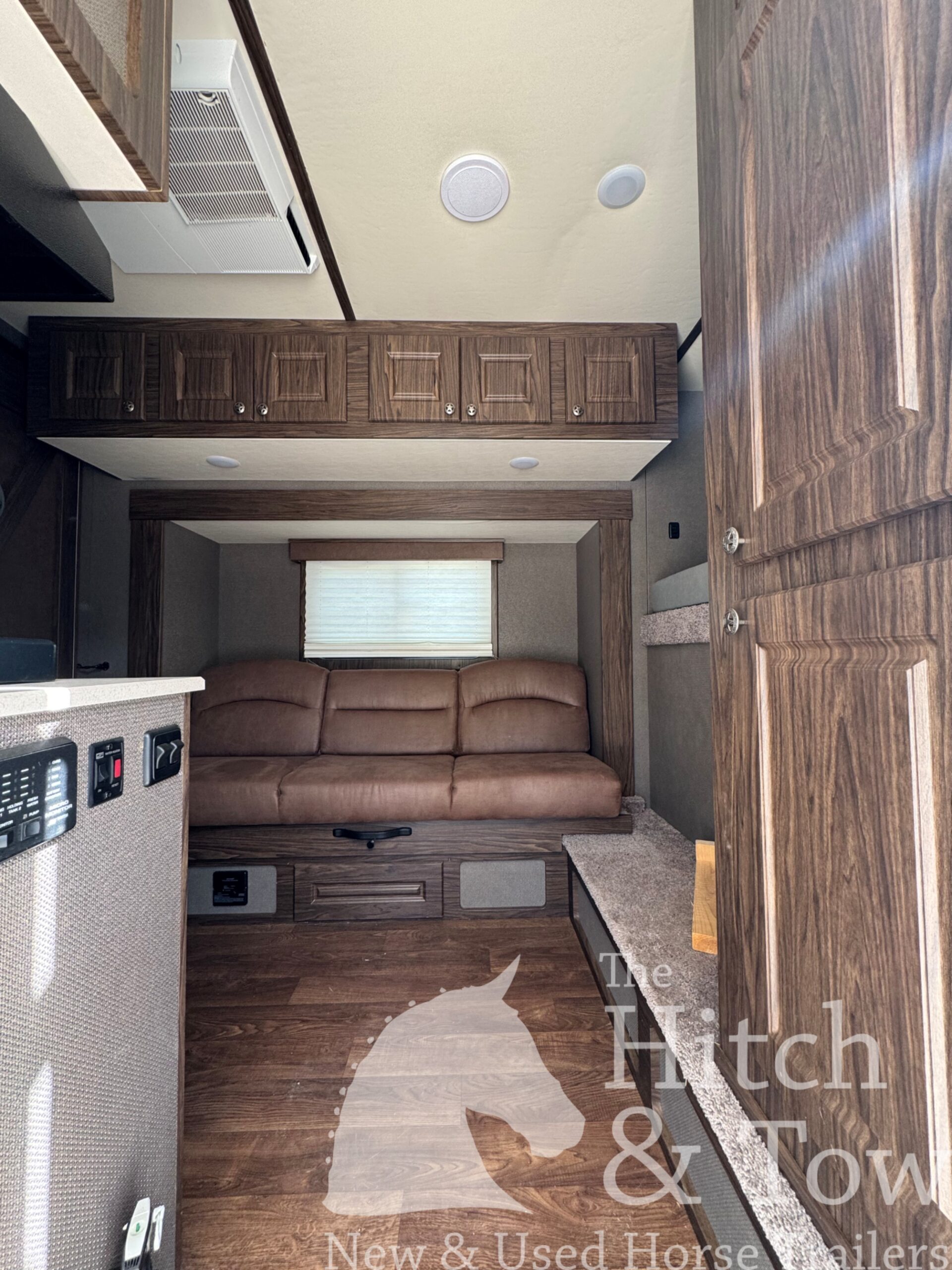 2022 SHADOW 3 HORSE SLANT LOAD LIVING QUARTERS TRAILER W/ UPGRADES & SLIDE OUT! $54,000