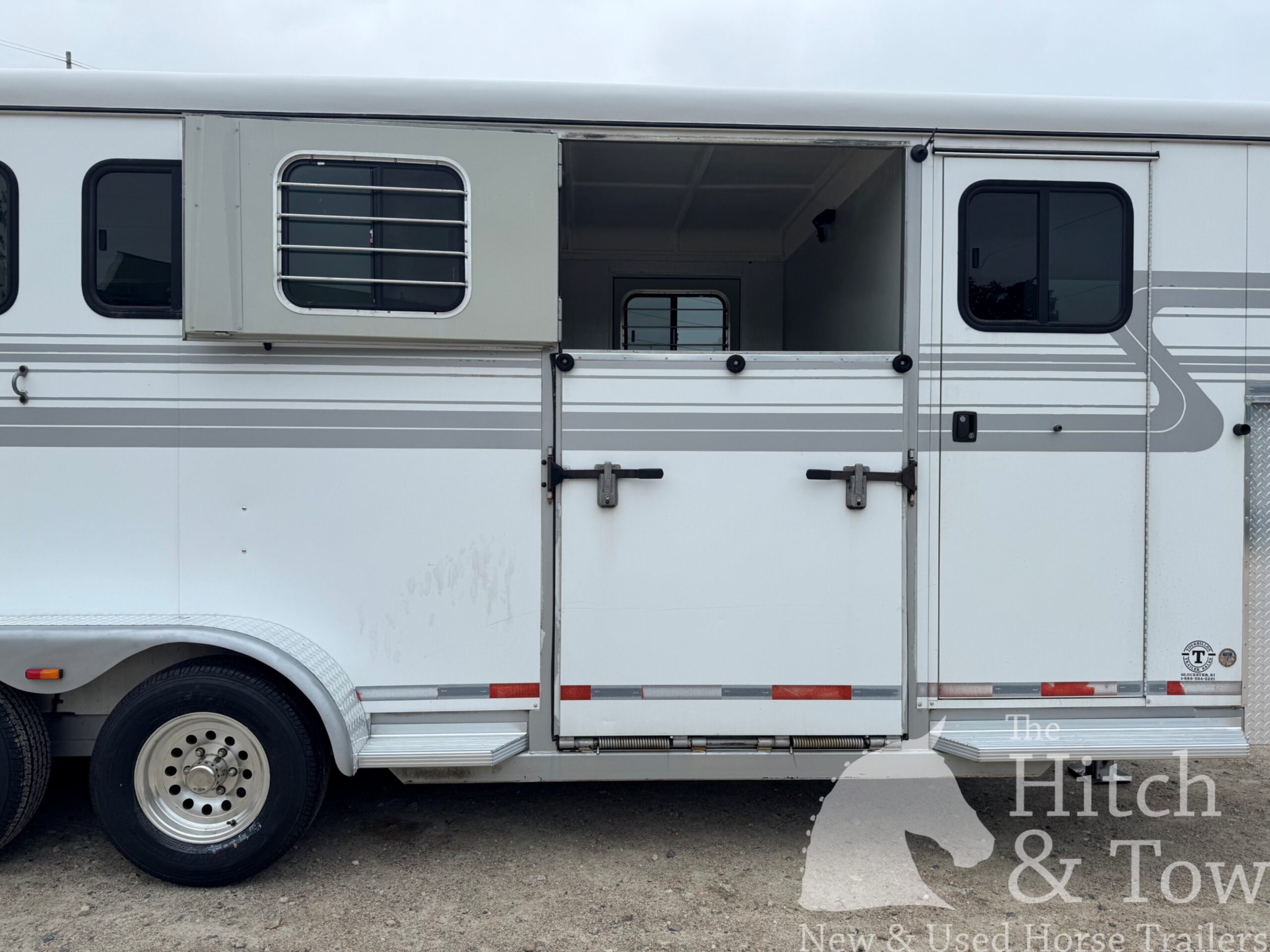 2007 HAWK 2 HORSE GOOSENECK TRAILER W/ SIDE RAMP AND DRESSING ROOM! $14,900